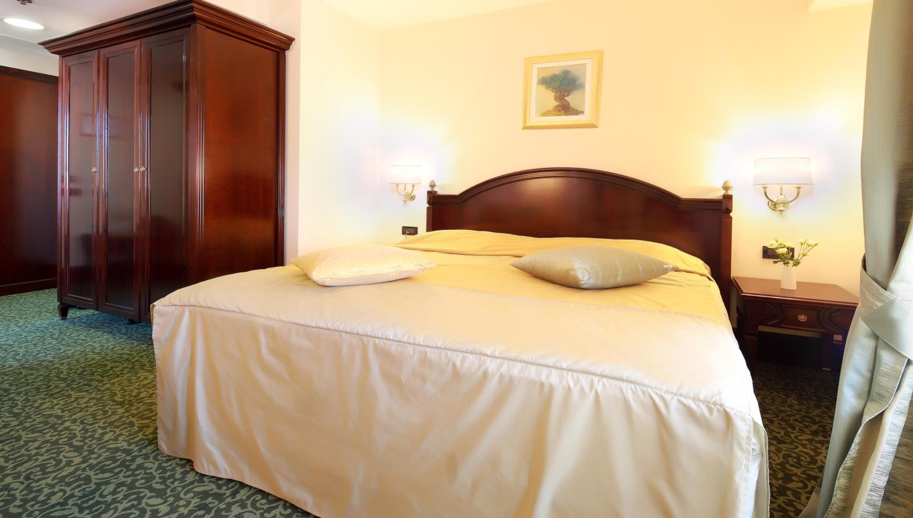 Standard Double or Twin Room - Photo 9