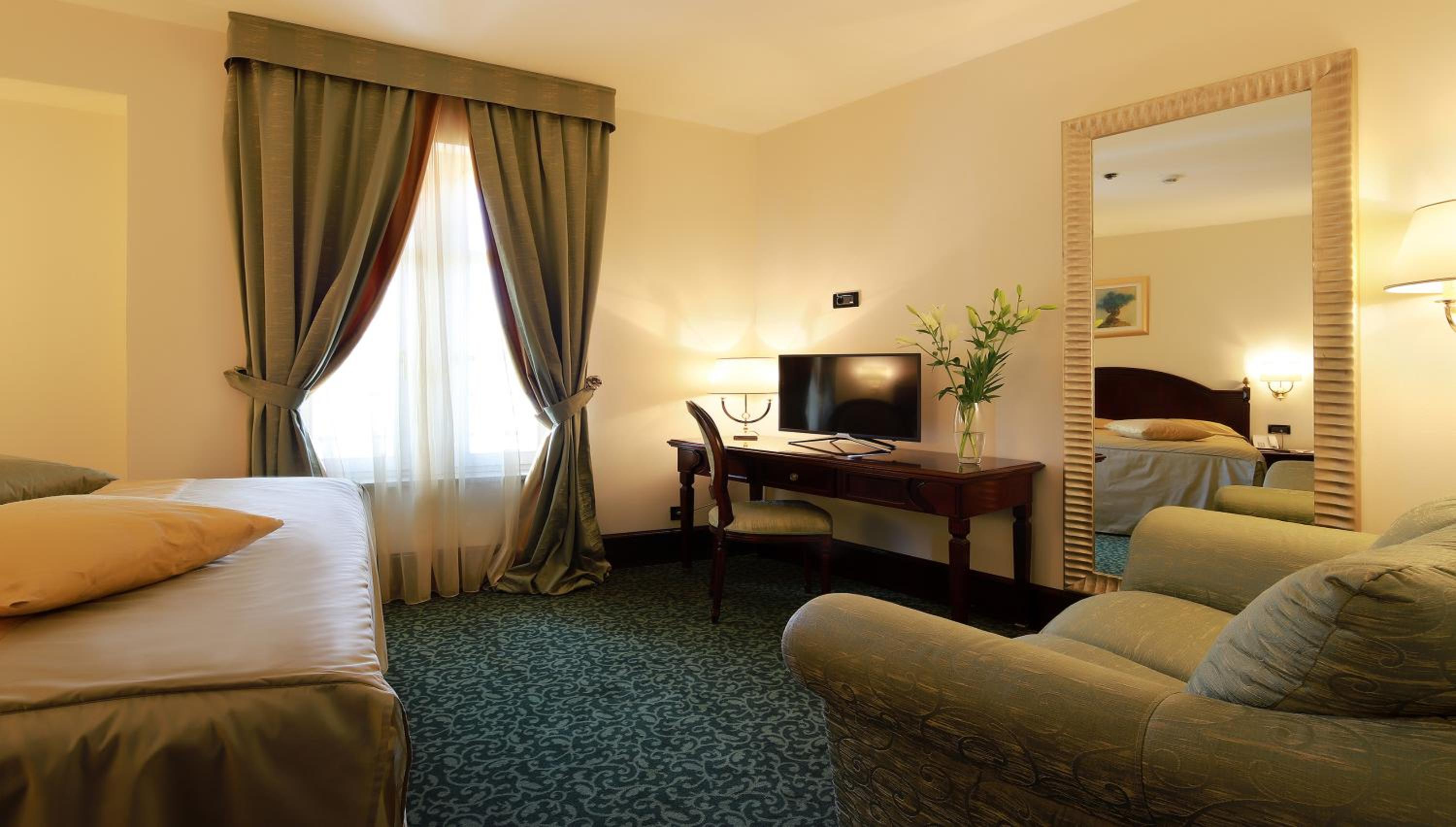 Standard Double or Twin Room - Photo 11