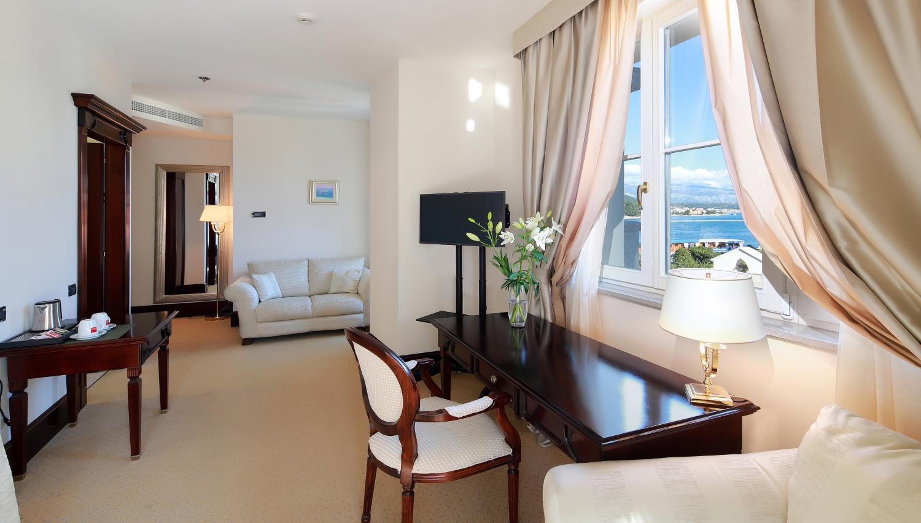  Deluxe Double Room with Sea View and Balcony - Photo 1