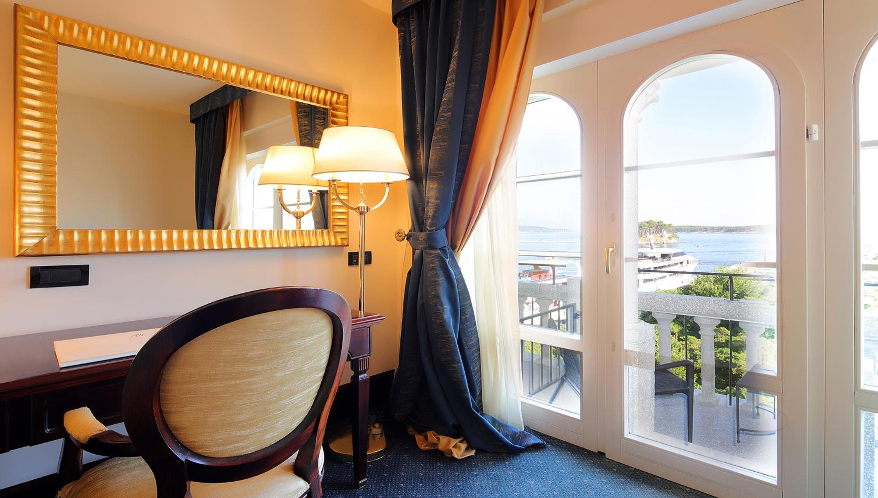  Deluxe Double Room with Sea View and Balcony - Photo 3