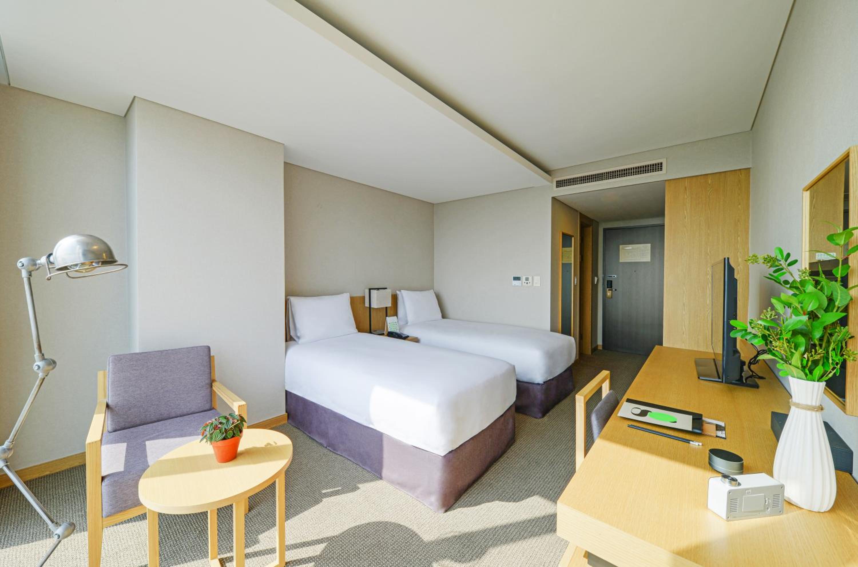 Deluxe Twin Room - City View - Photo 2