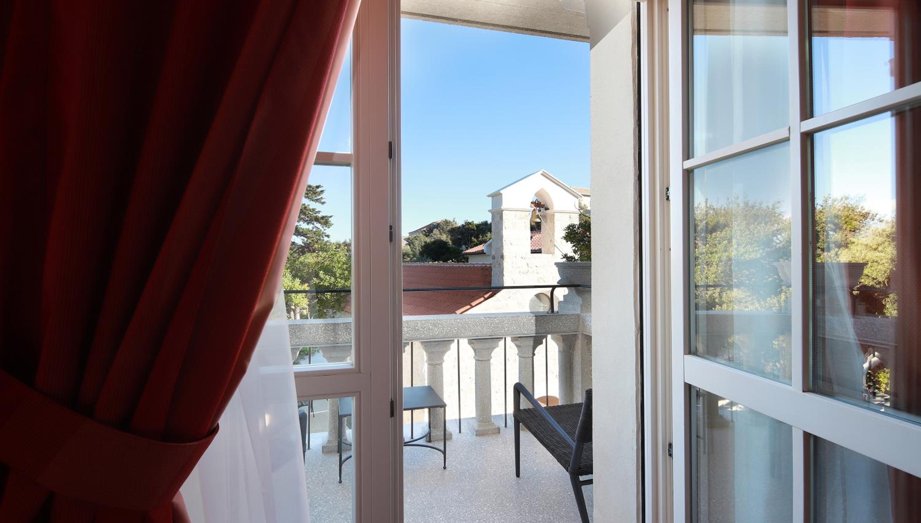 Deluxe Suite with Balcony - Photo 8