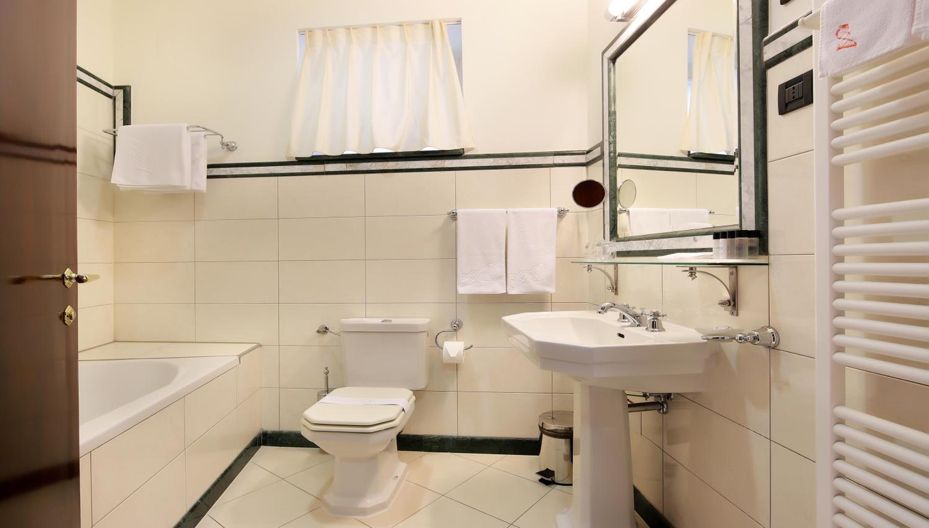 Special Offer - Double Room with Balcony with Romantic package photo 2