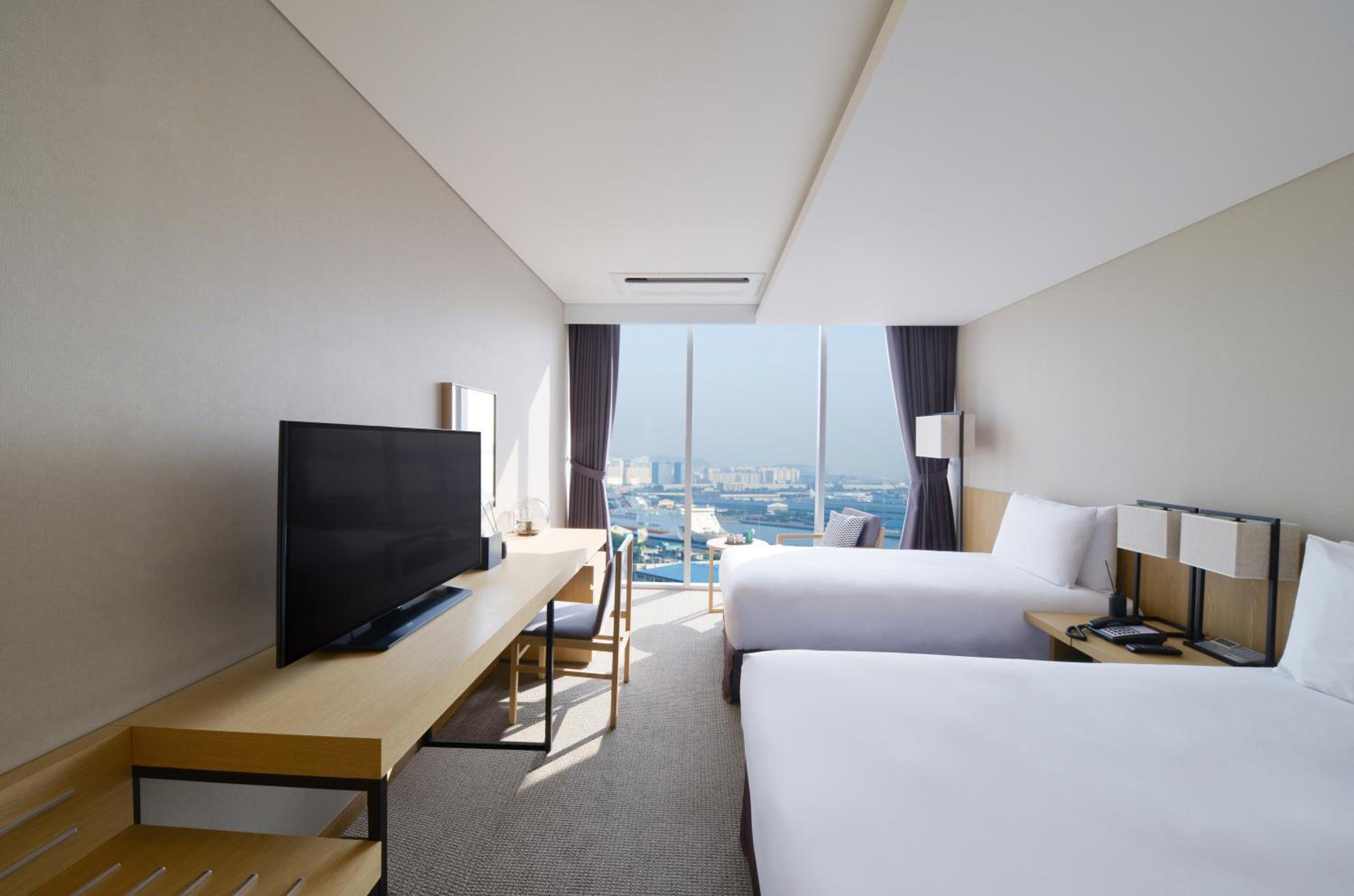 Deluxe Family Room - City view