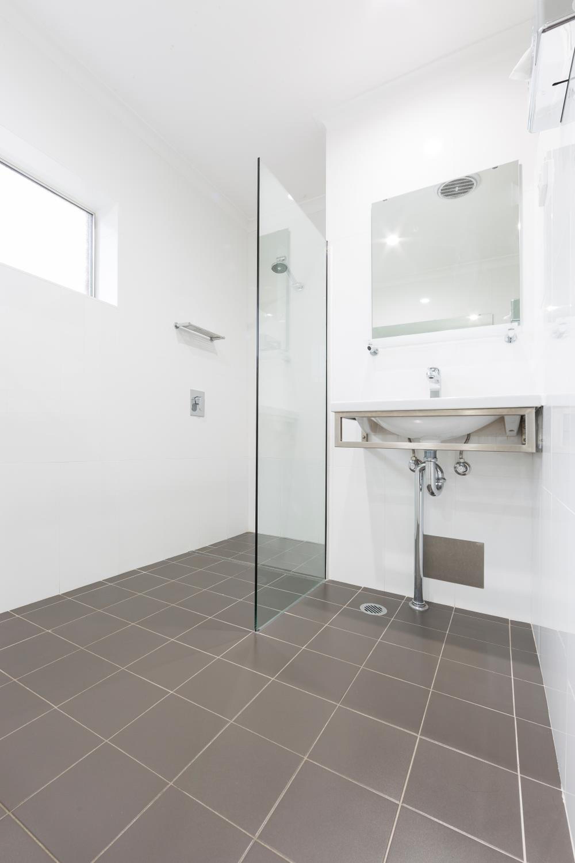 Executive One-Bedroom Apartment - Photo 7