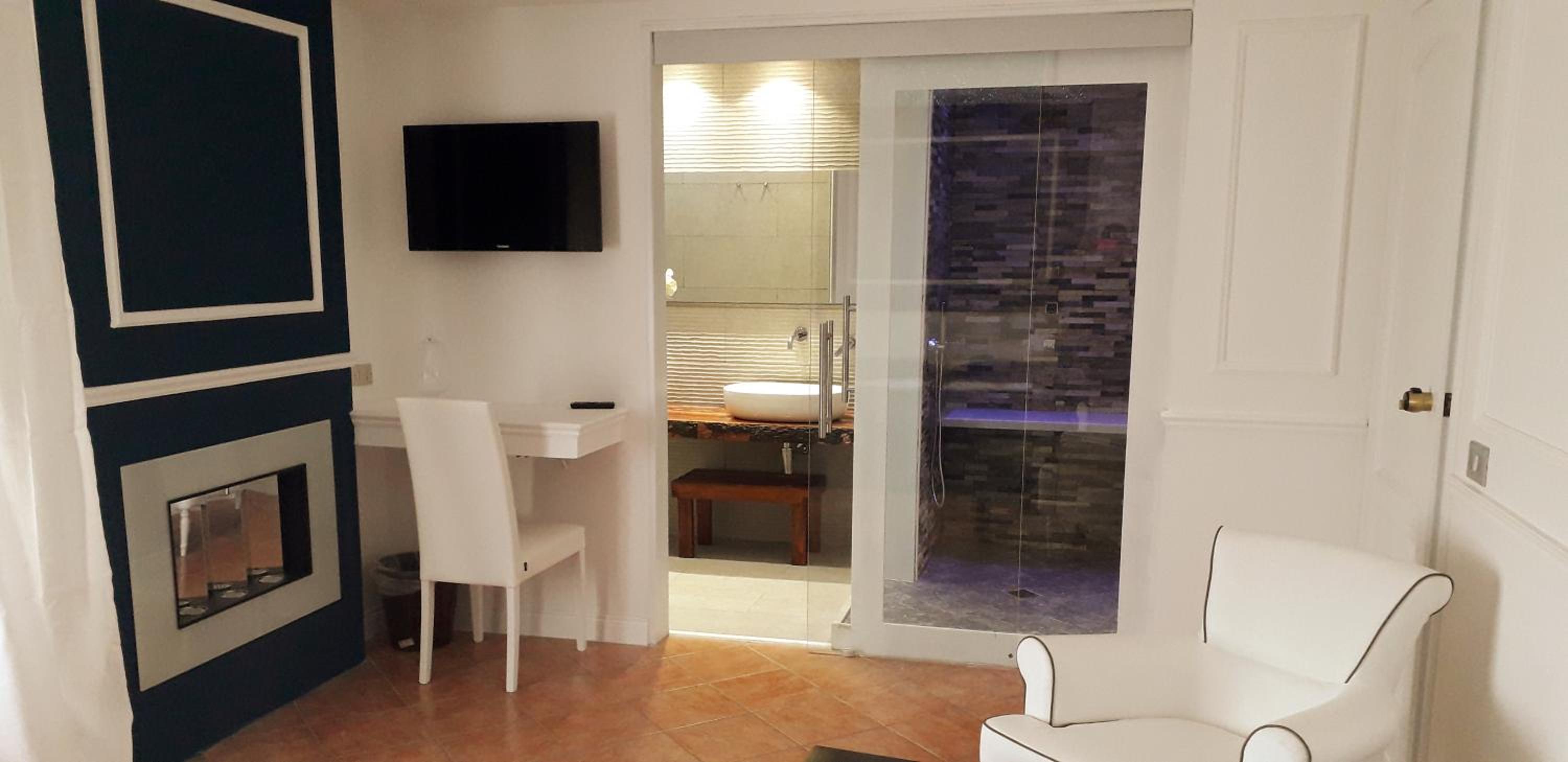 Deluxe Double Room with Shower - Photo 9