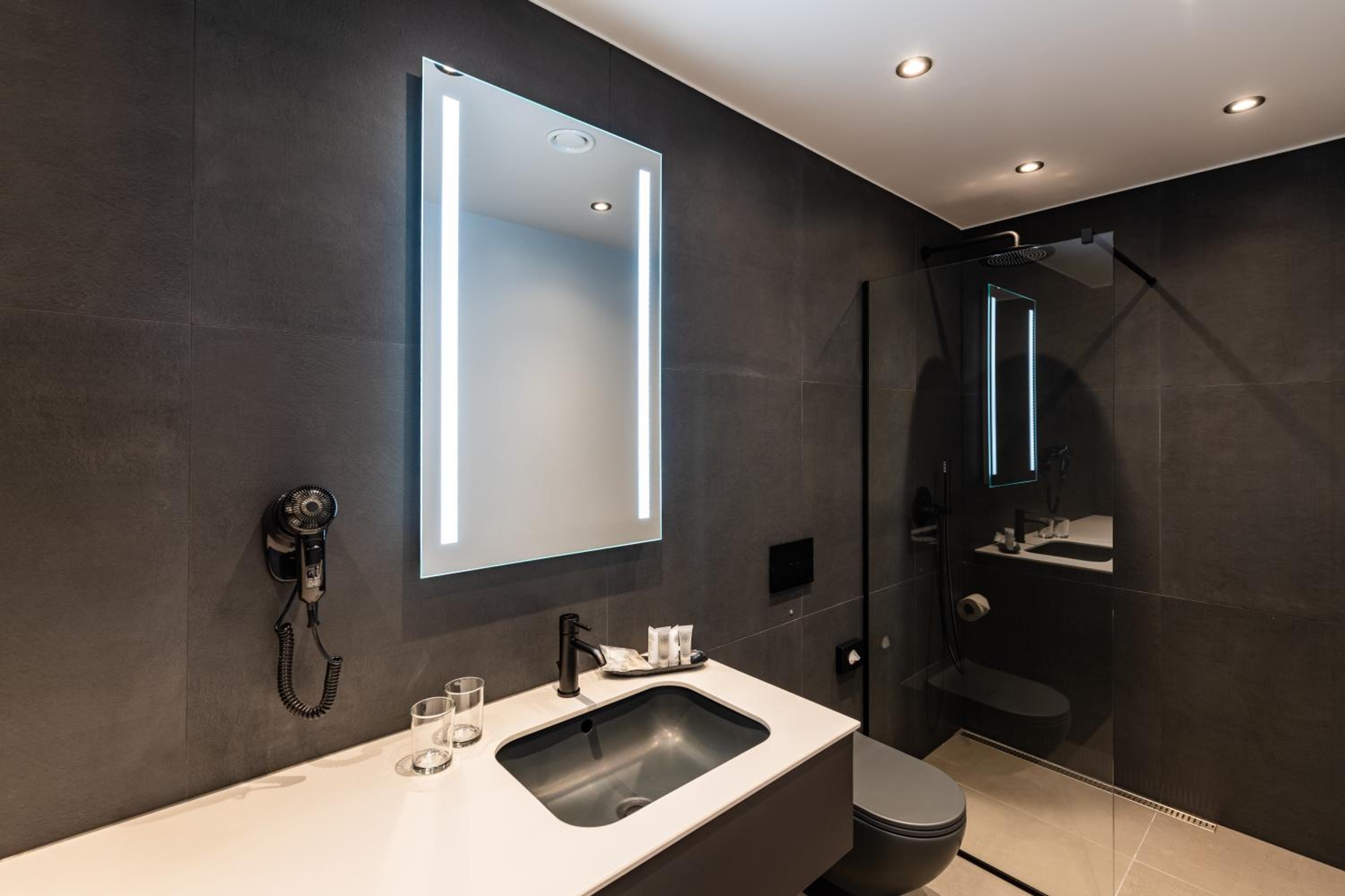 Standard King Room - Photo 8