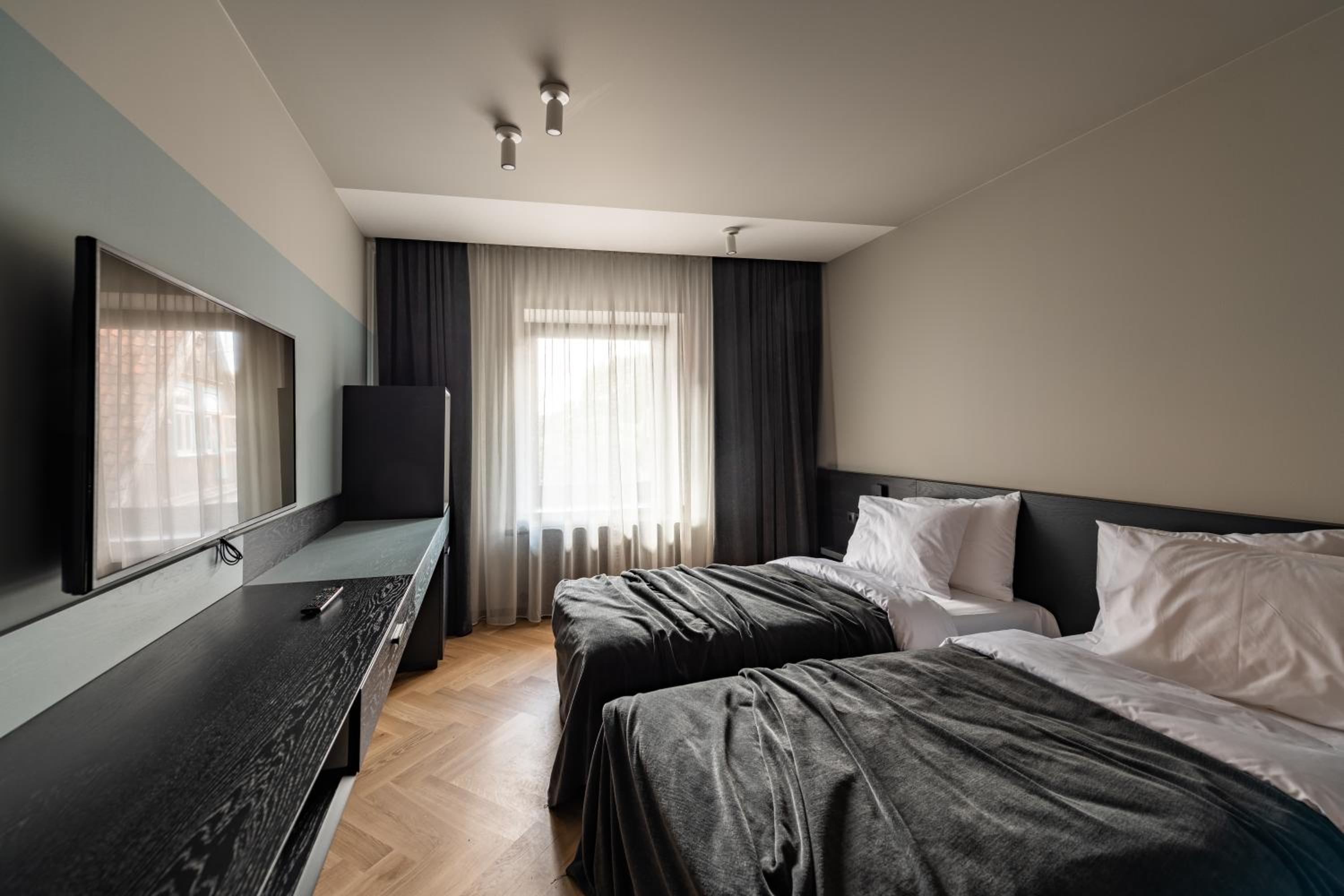Standard King Room - Photo 7