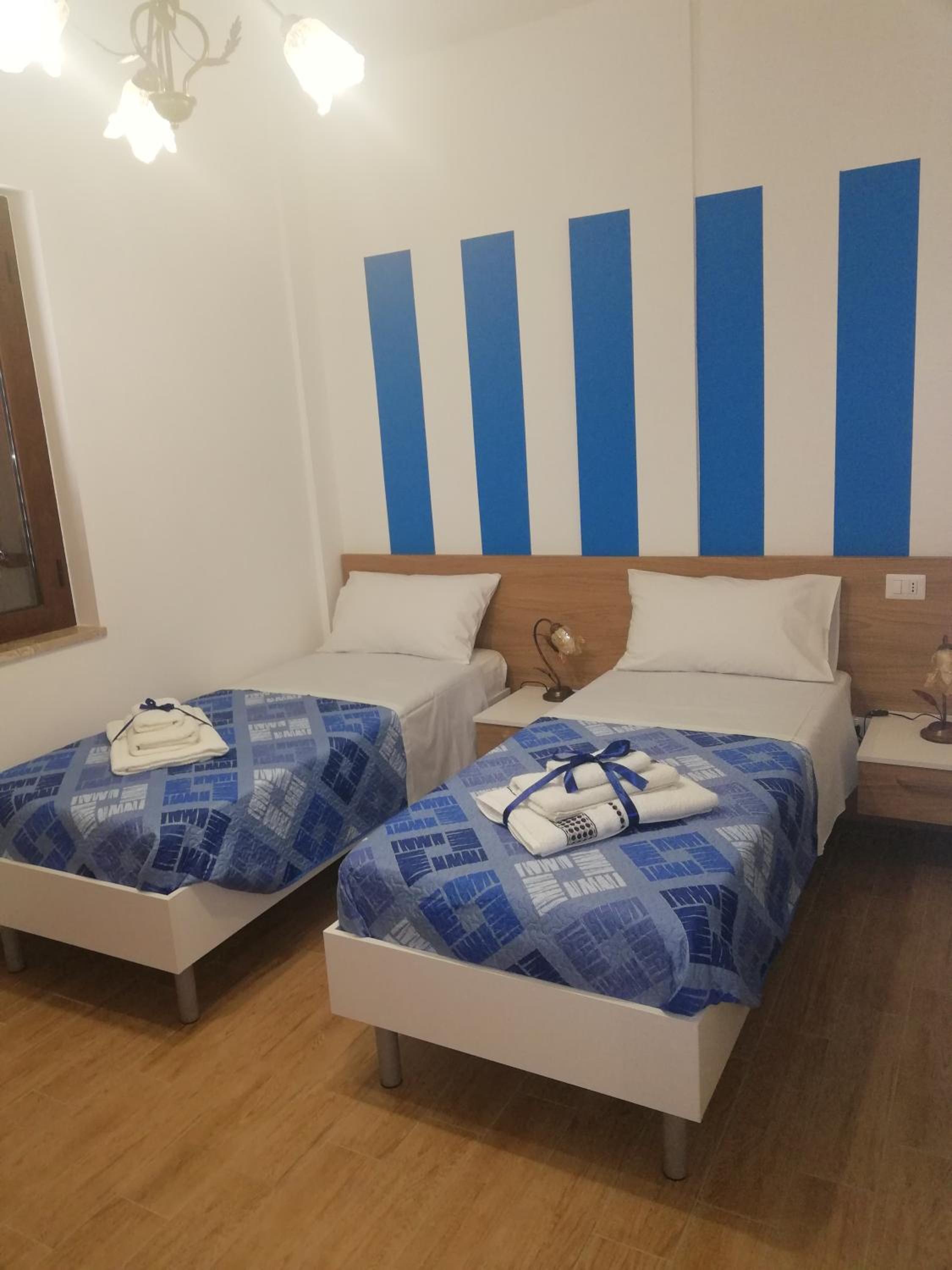 Double or Twin Room with Private Bathroom - Photo 2
