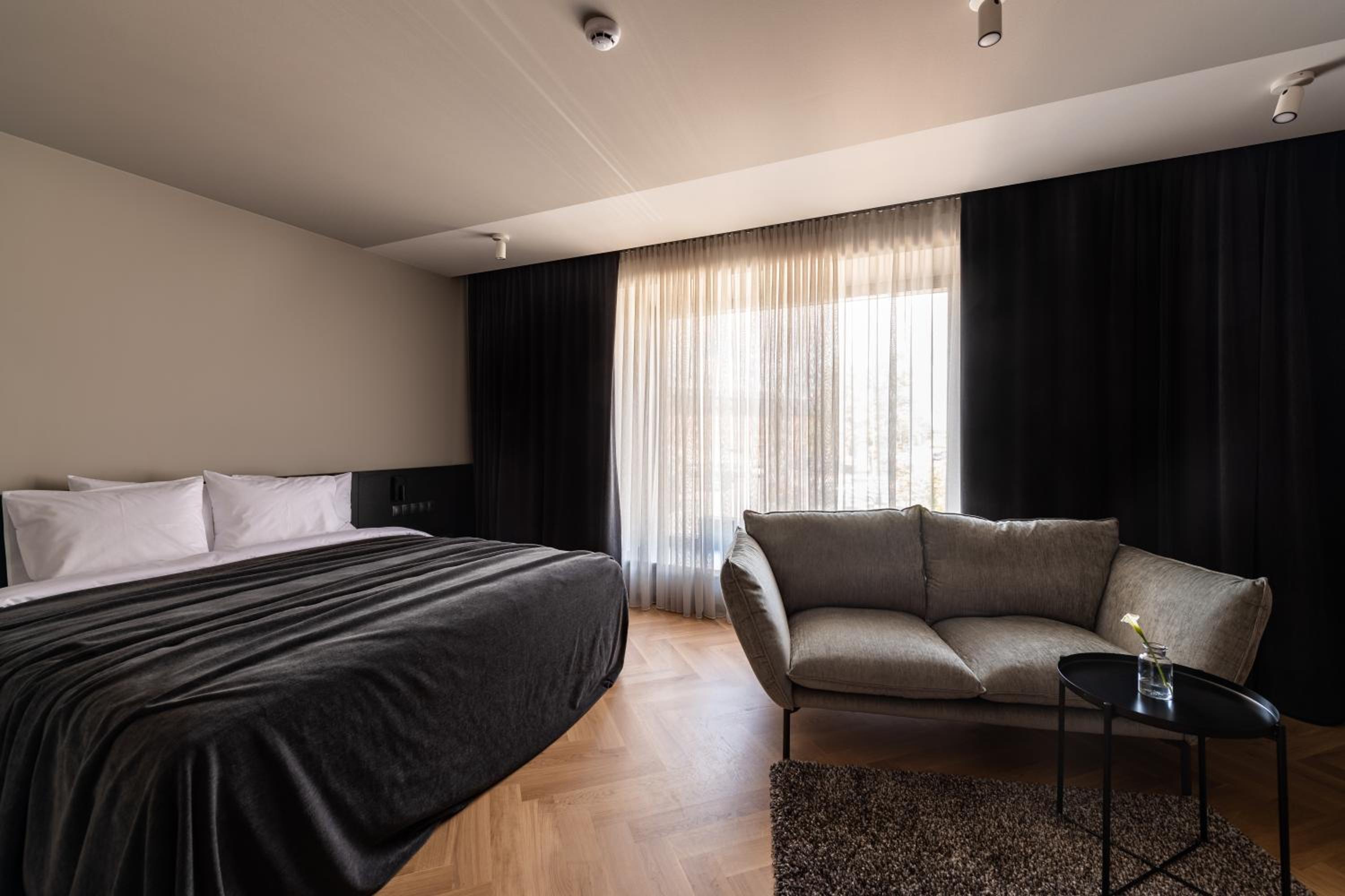 Deluxe King Room - Photo 7