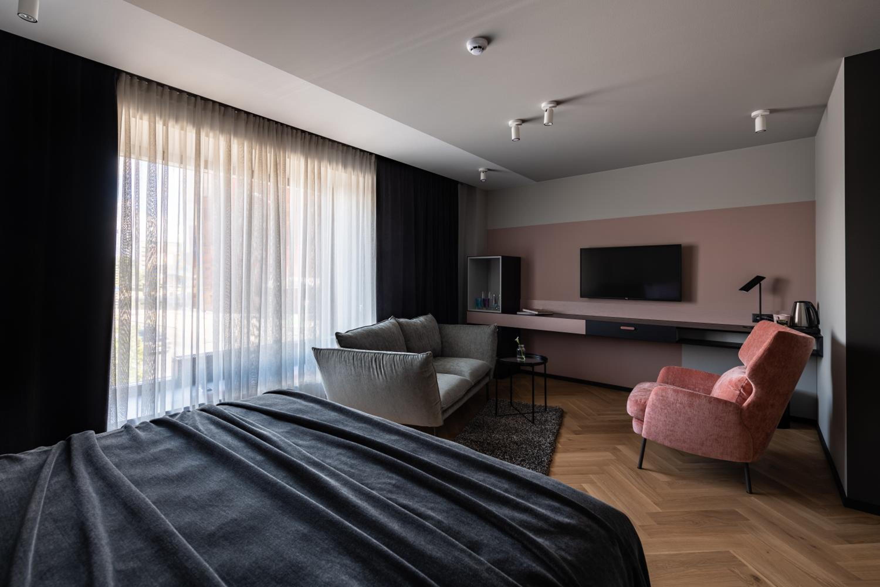 Deluxe King Room - Photo 8