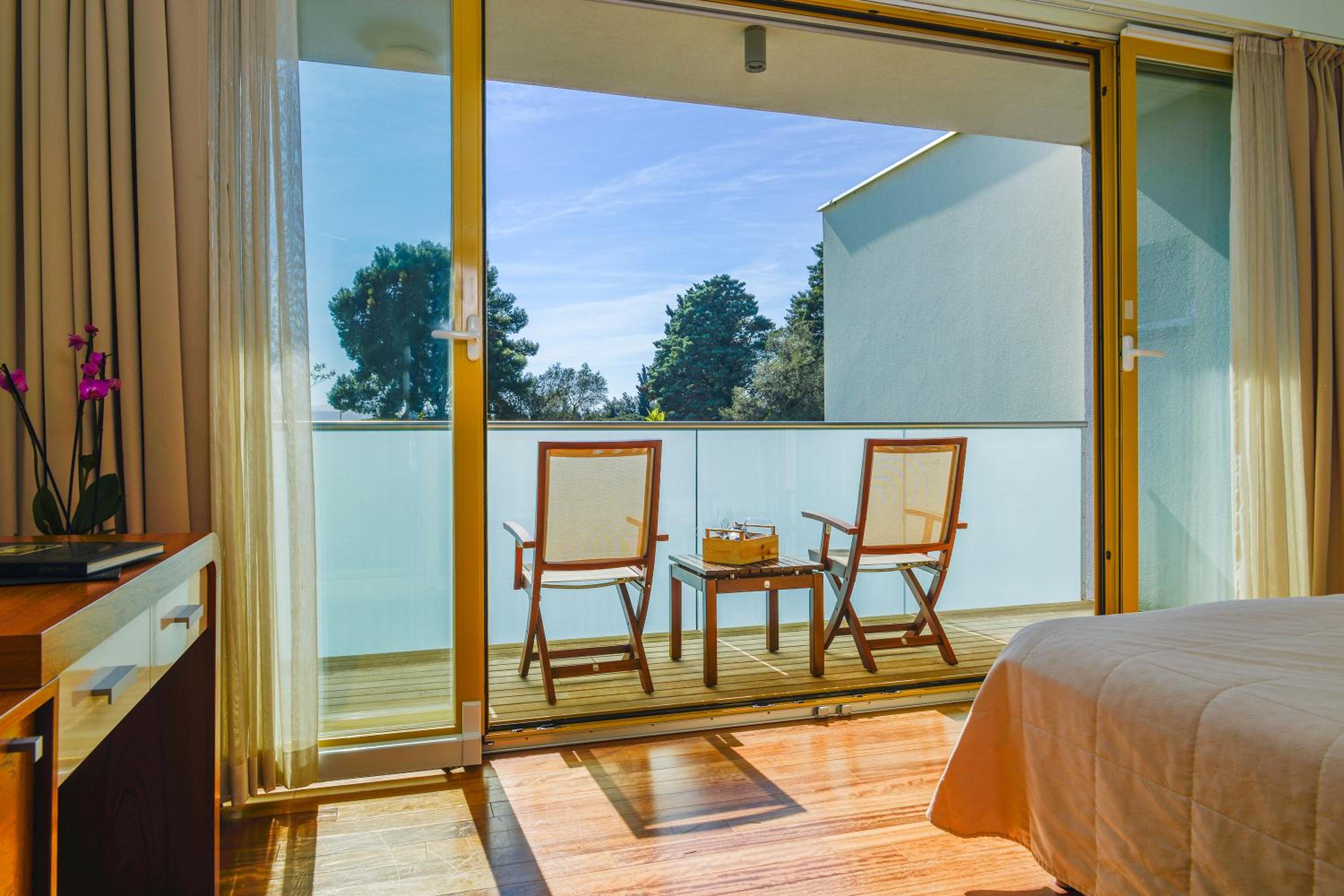 Double Room with Garden View thumbnail 5