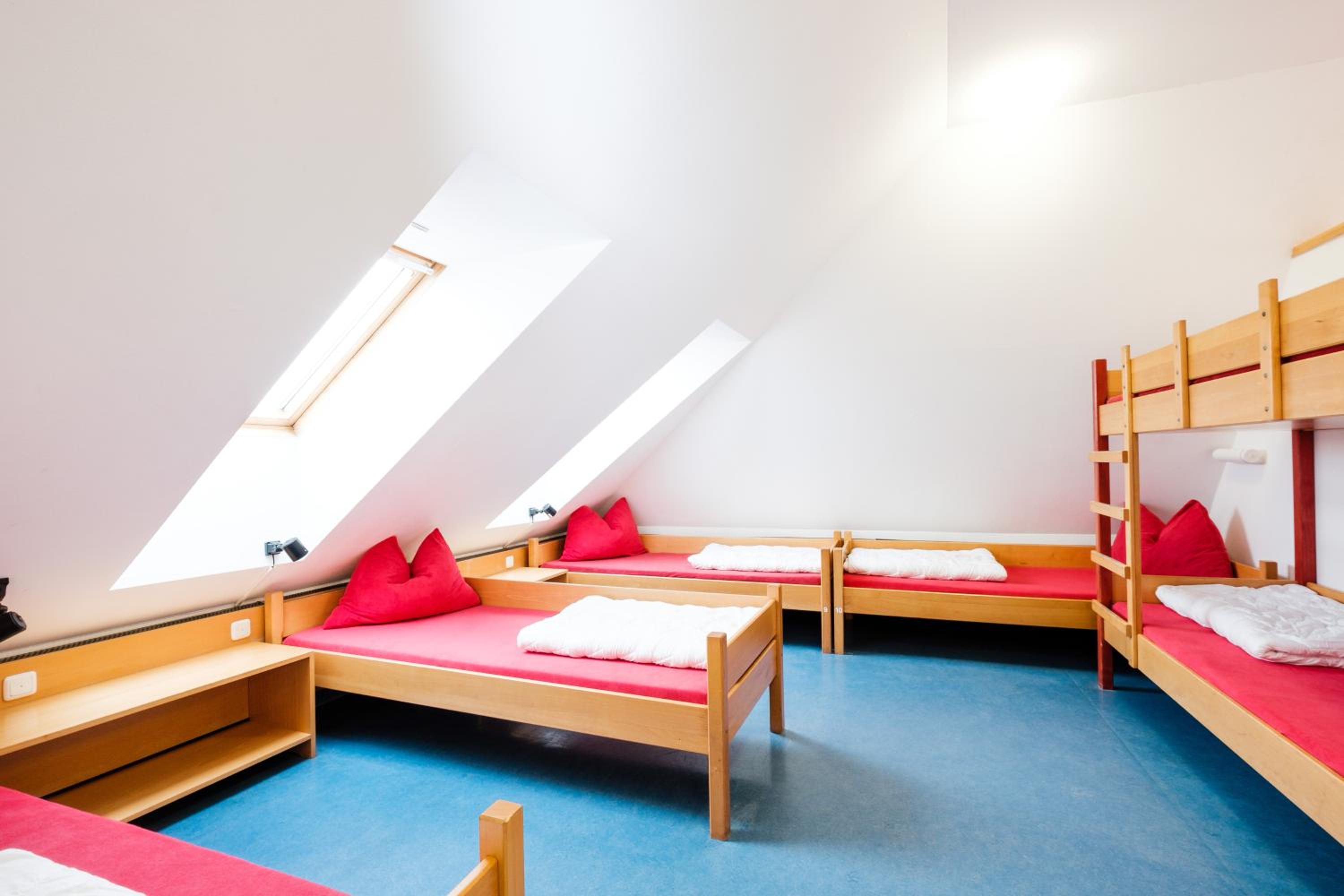 10-Bed Mixed Dormitory Room photo 1