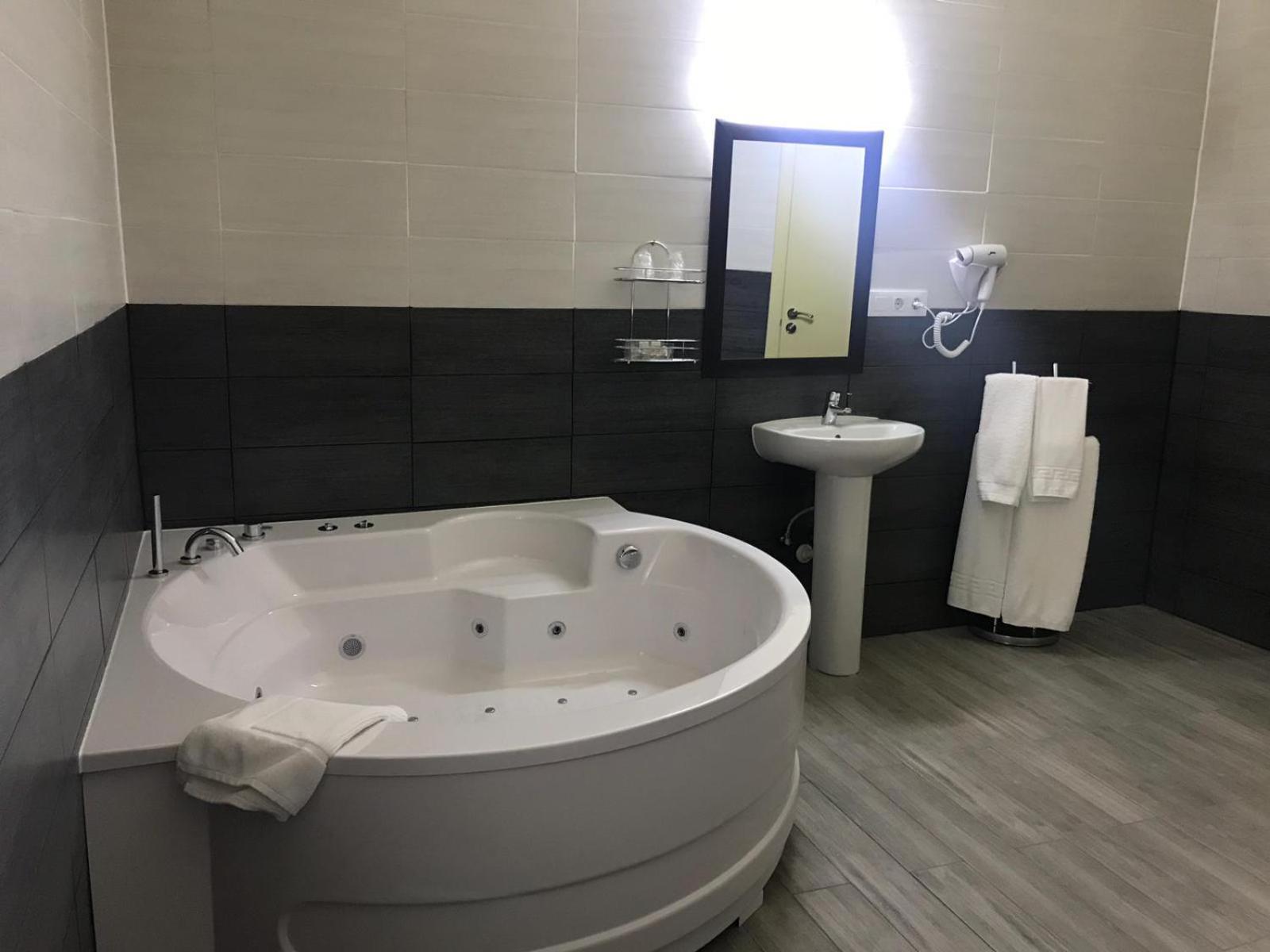Queen Room with Spa Bath