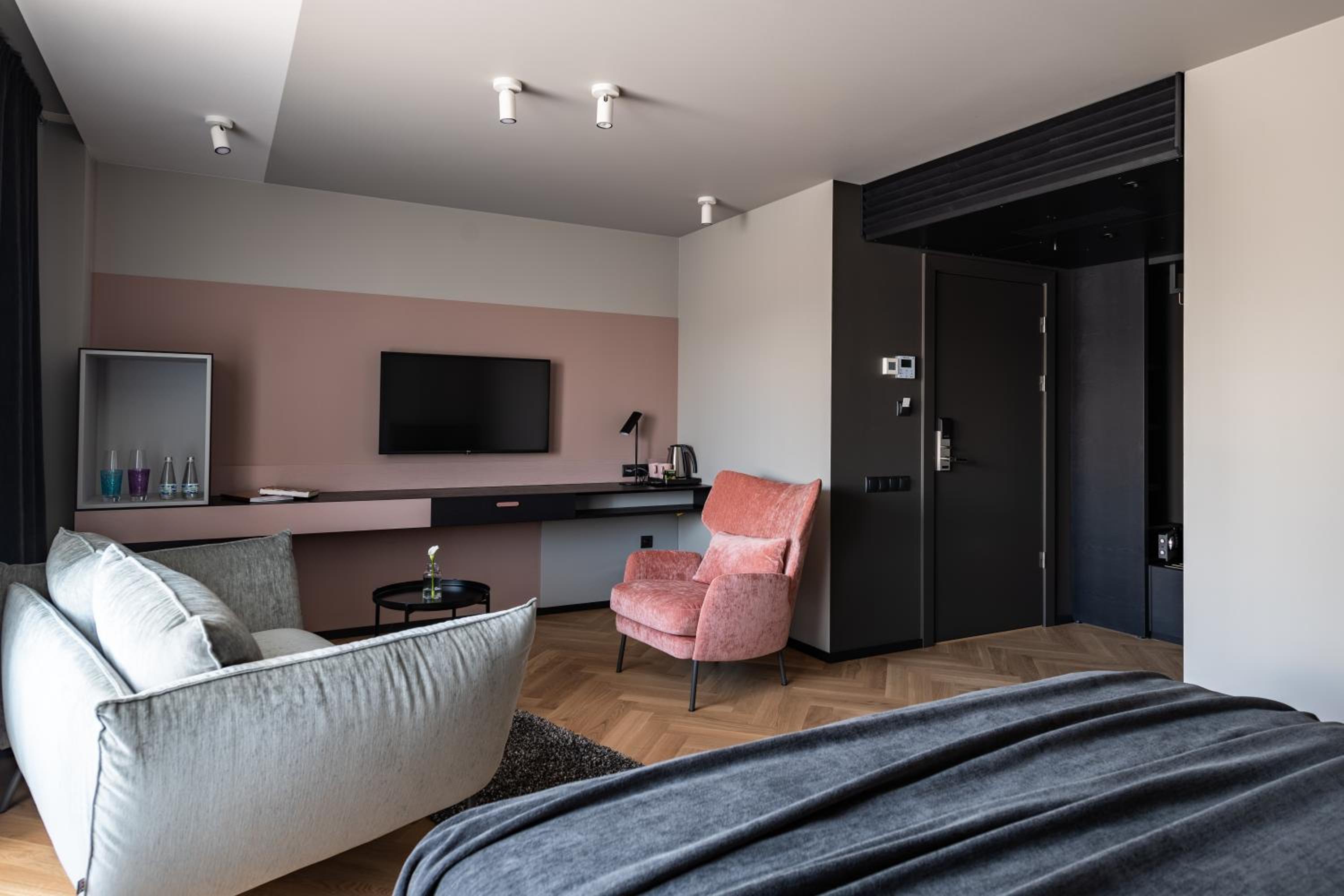 Deluxe King Room - Photo 2