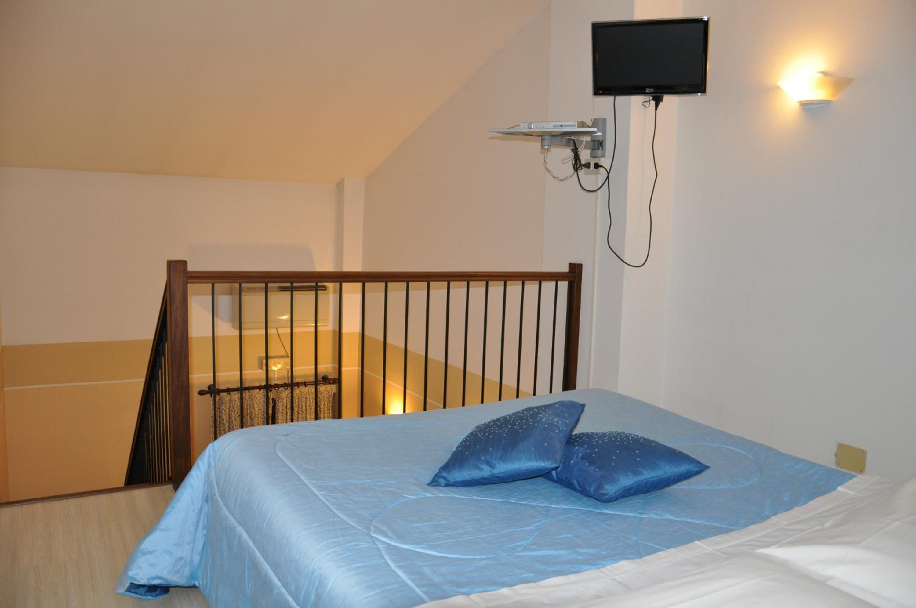 Budget Double Room photo 3