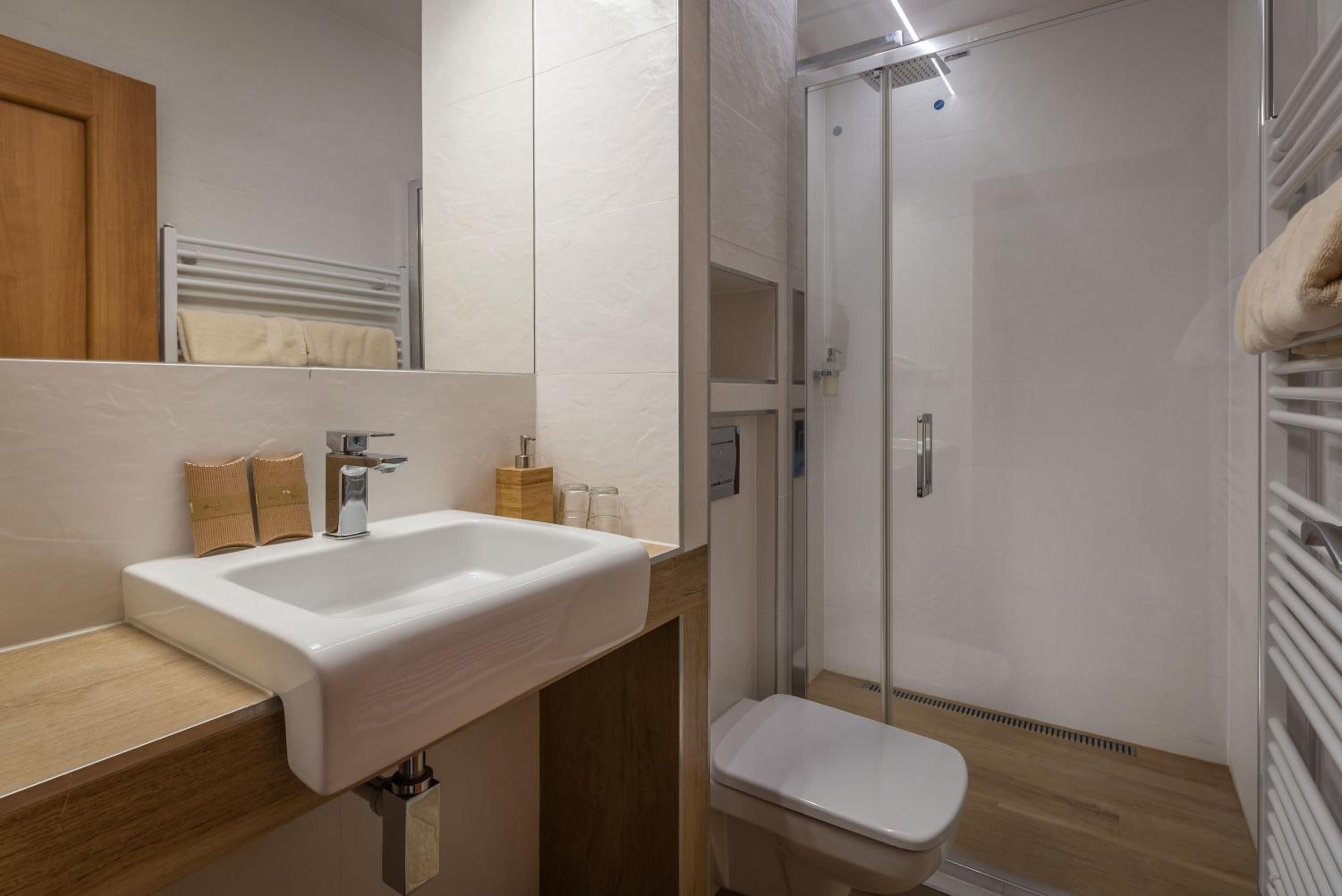 Deluxe Double Room with Balcony photo 2