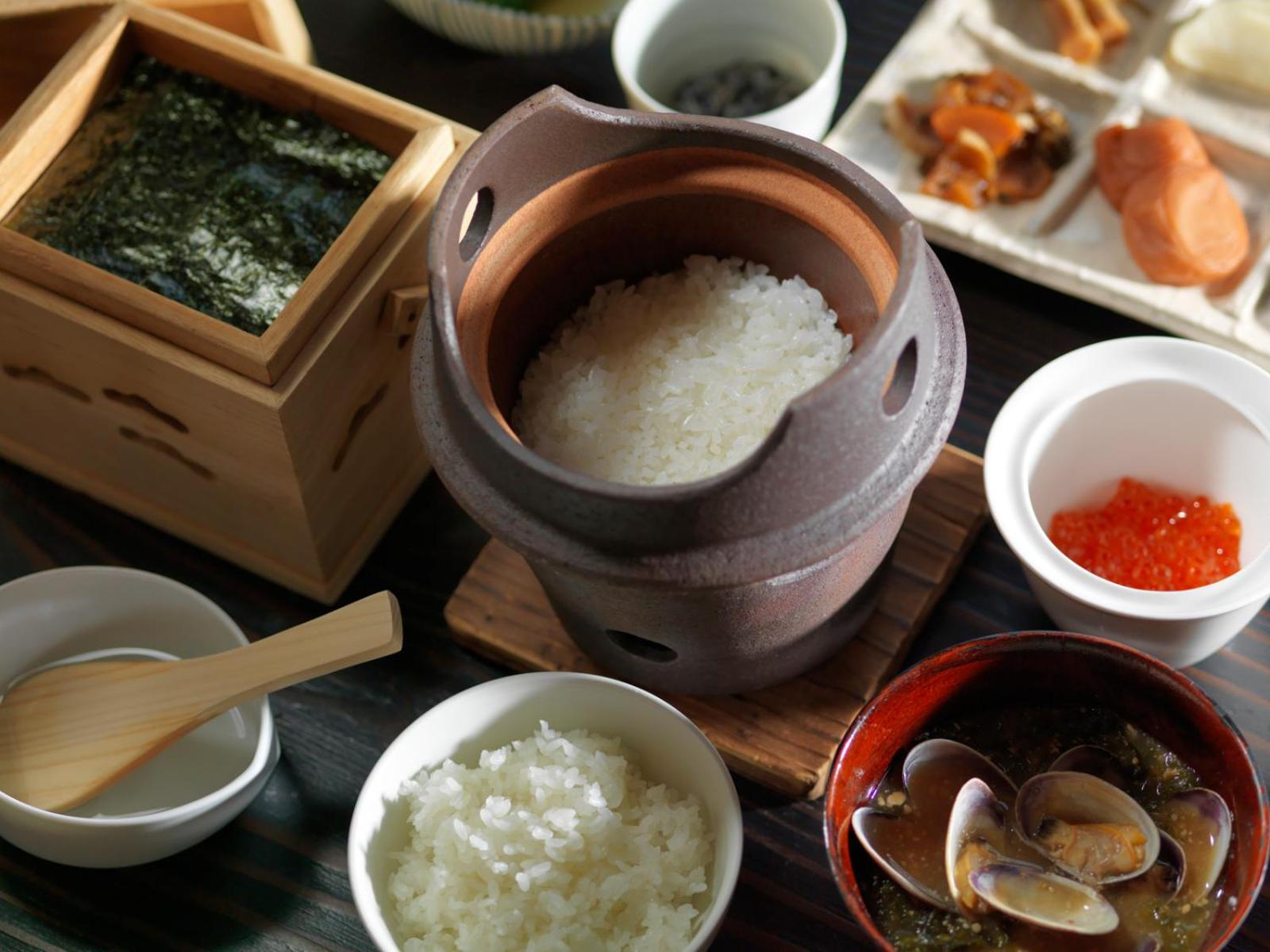 Deluxe Suite with Open-Air Bath and Lake View - Traditional Japanese Style Kaiseki Dinner + Japanese Style Breakfast Included photo 3