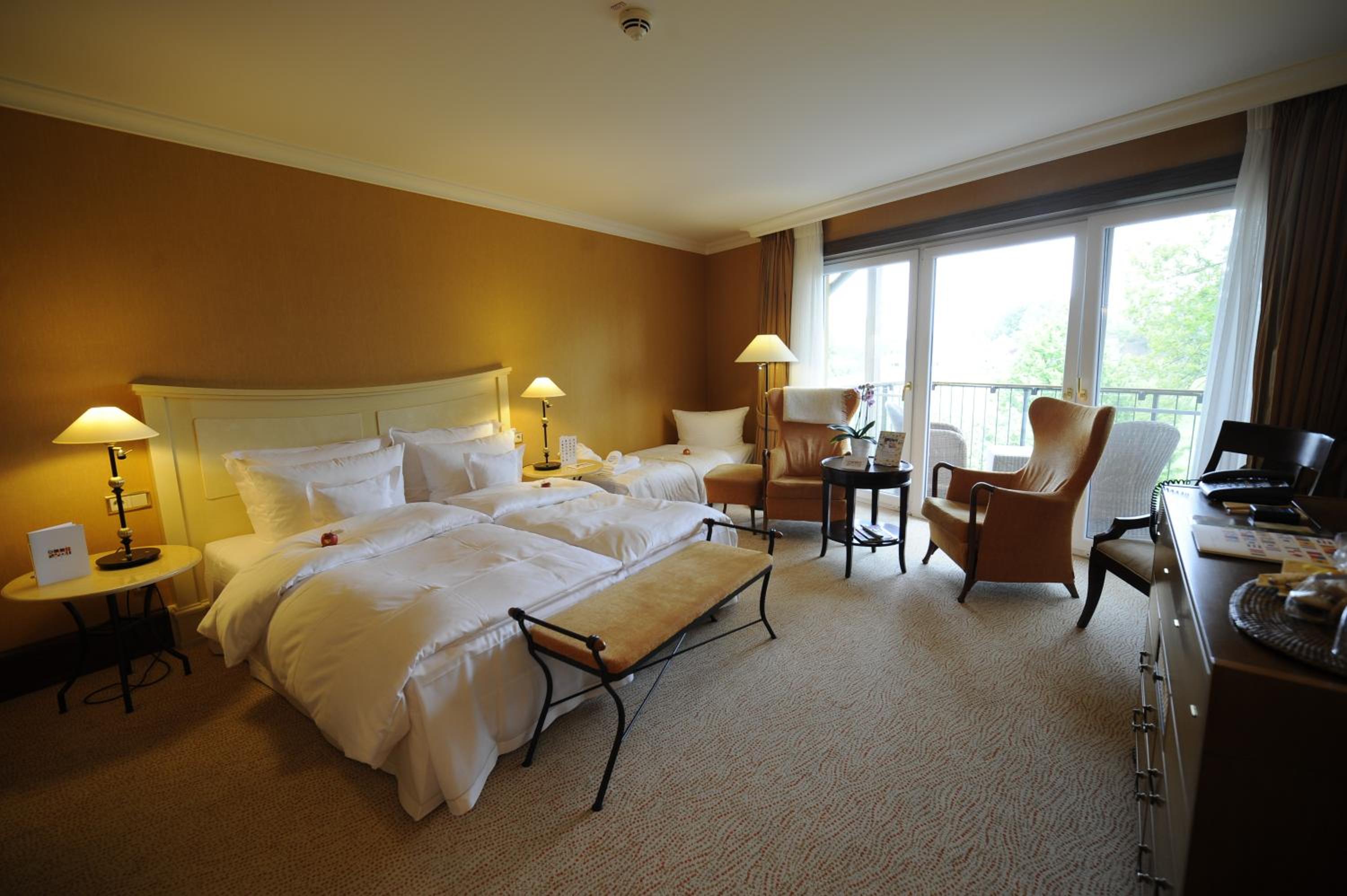 Deluxe Double Room with Balcony thumbnail 6