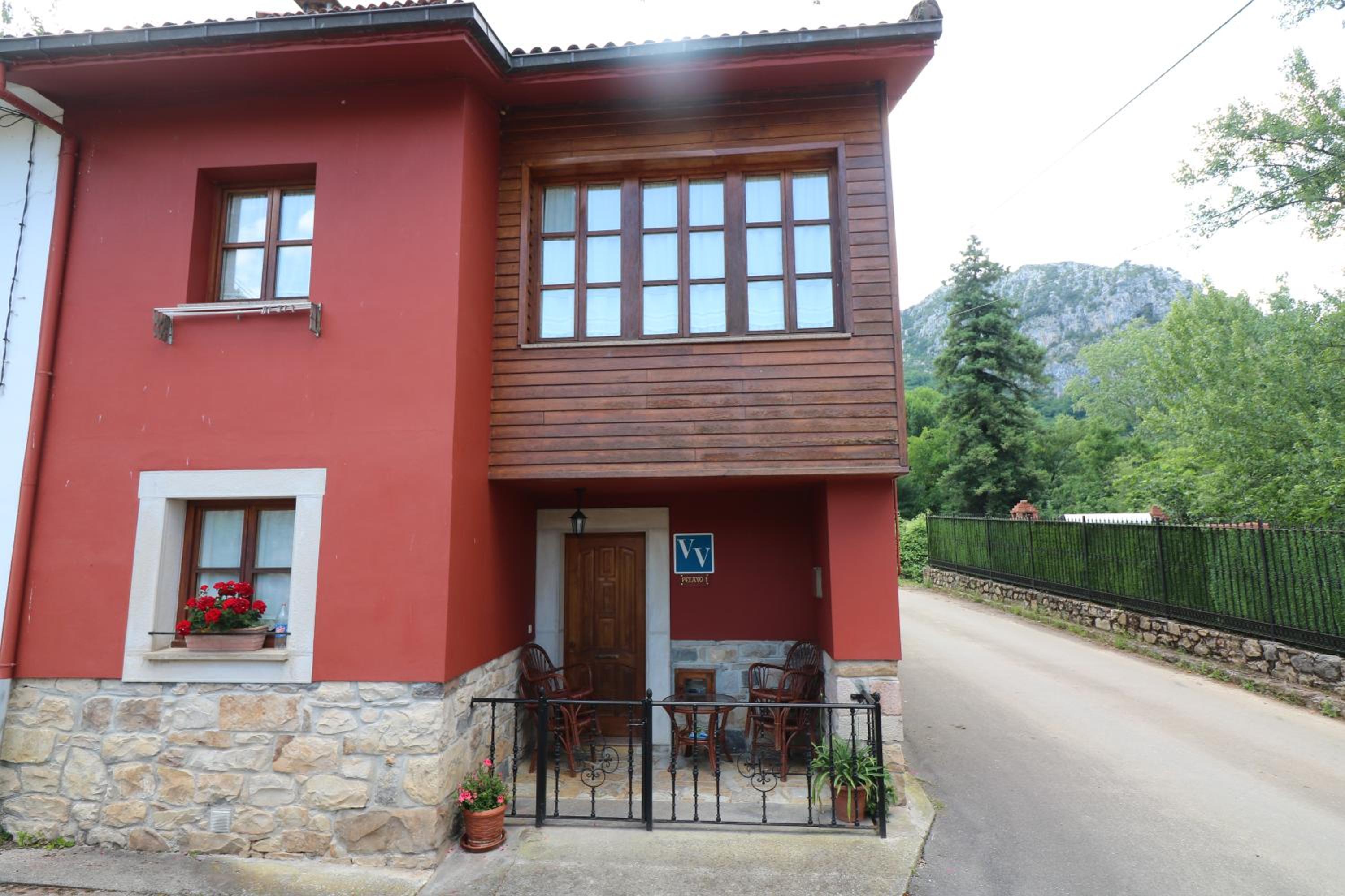 Five-Bedroom House photo 3