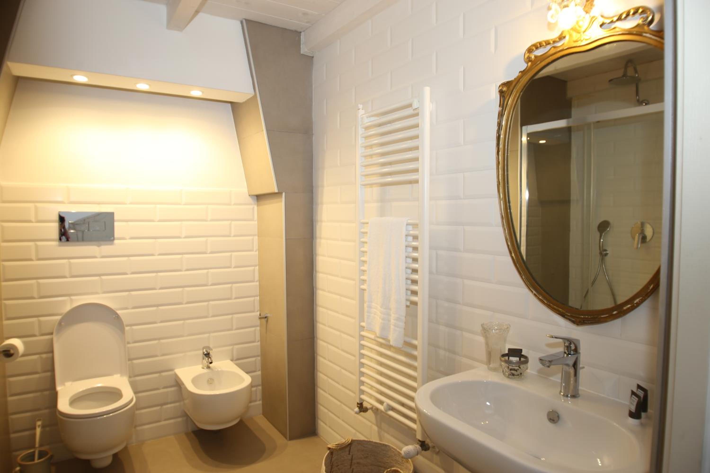 Deluxe Junior Suite - Photo 13