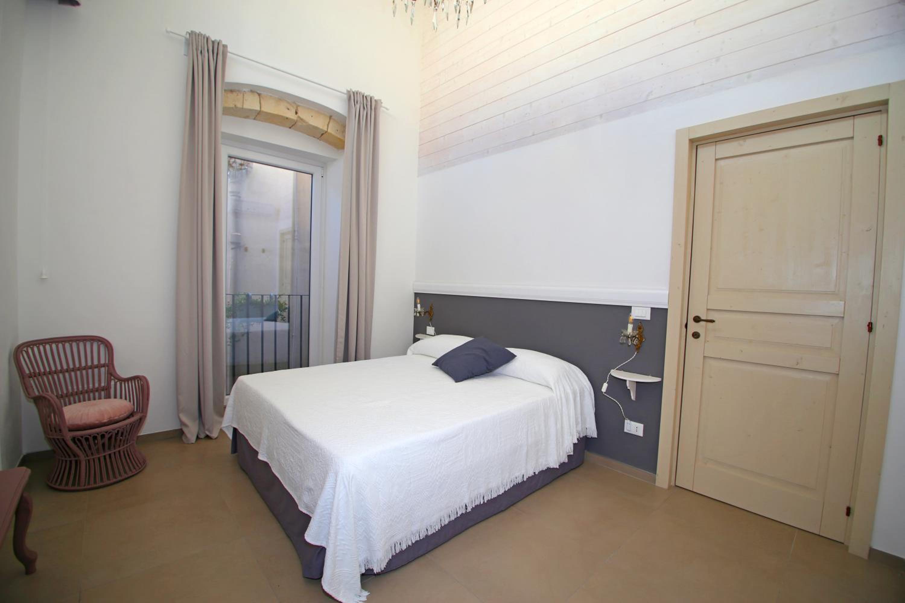 Deluxe Junior Suite - Photo 9