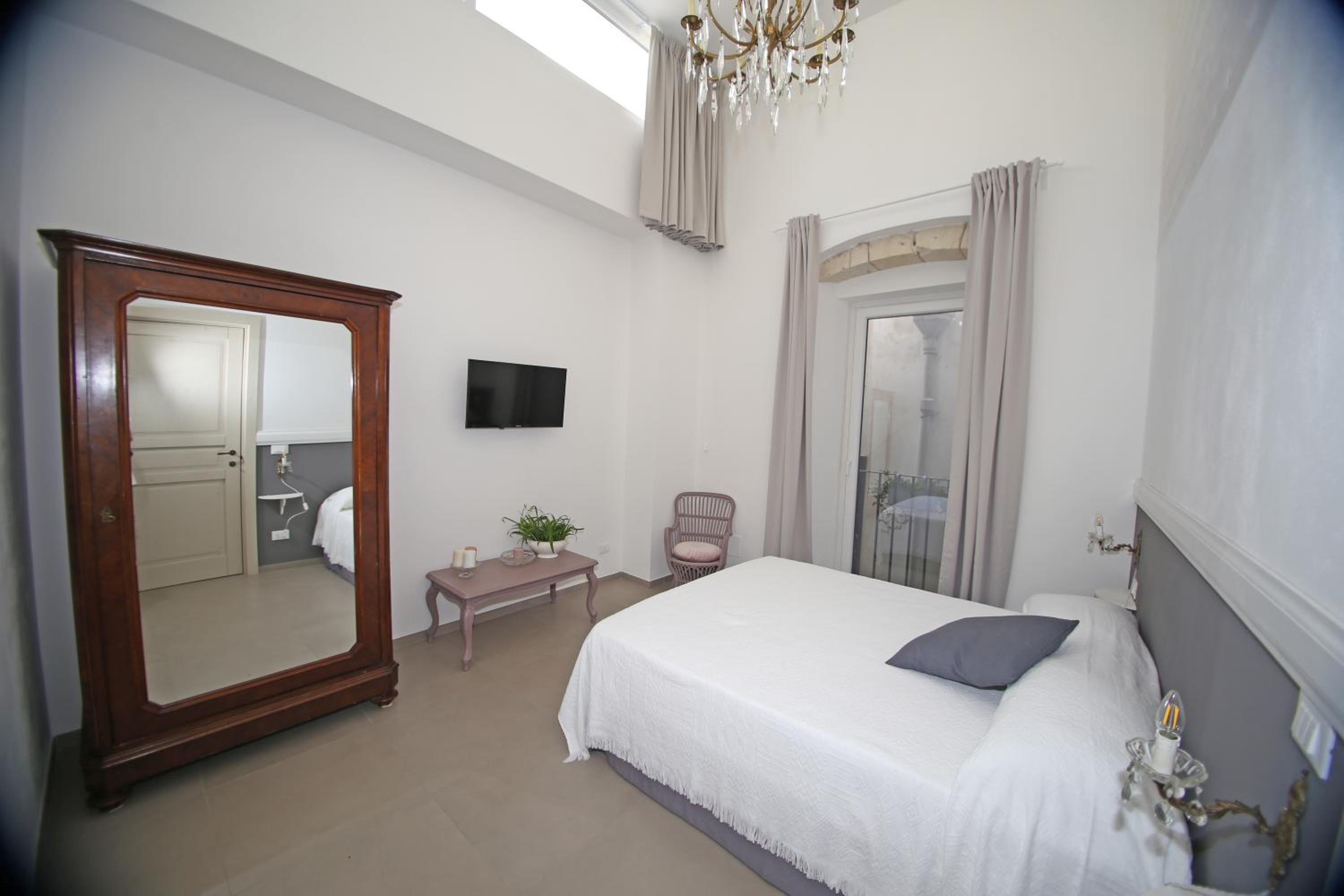 Deluxe Junior Suite - Photo 8