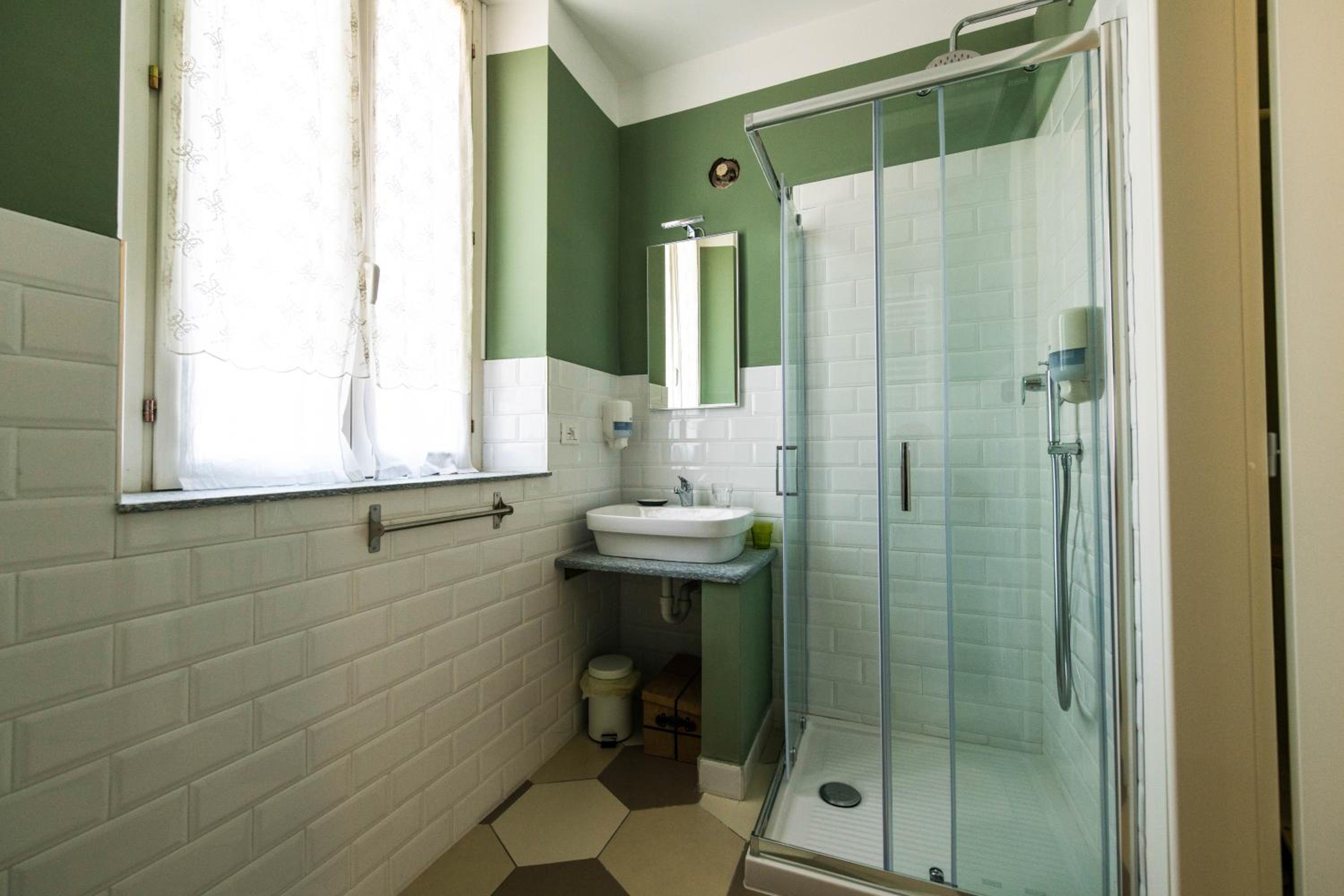 Standard Double or Twin Room - Photo 10