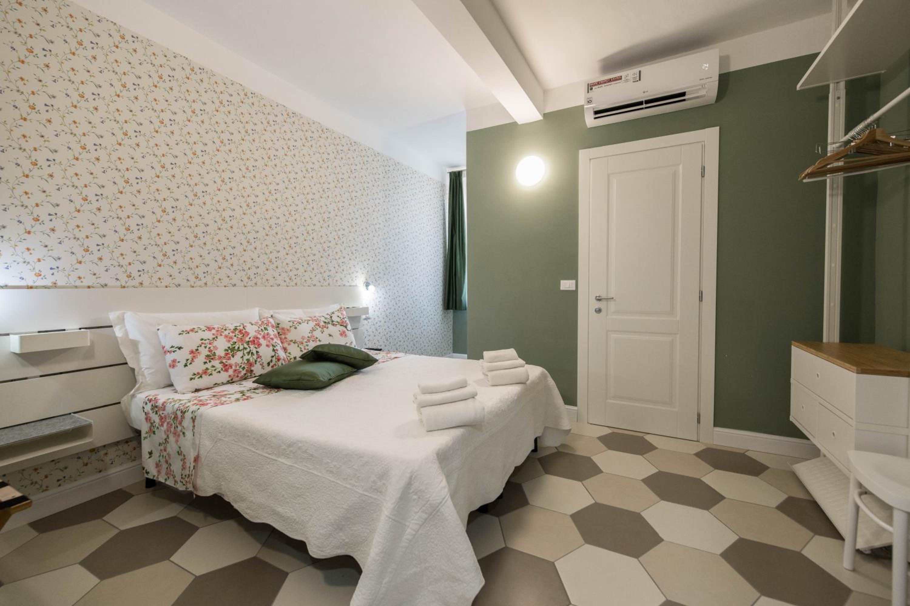 Standard Double or Twin Room - Photo 12