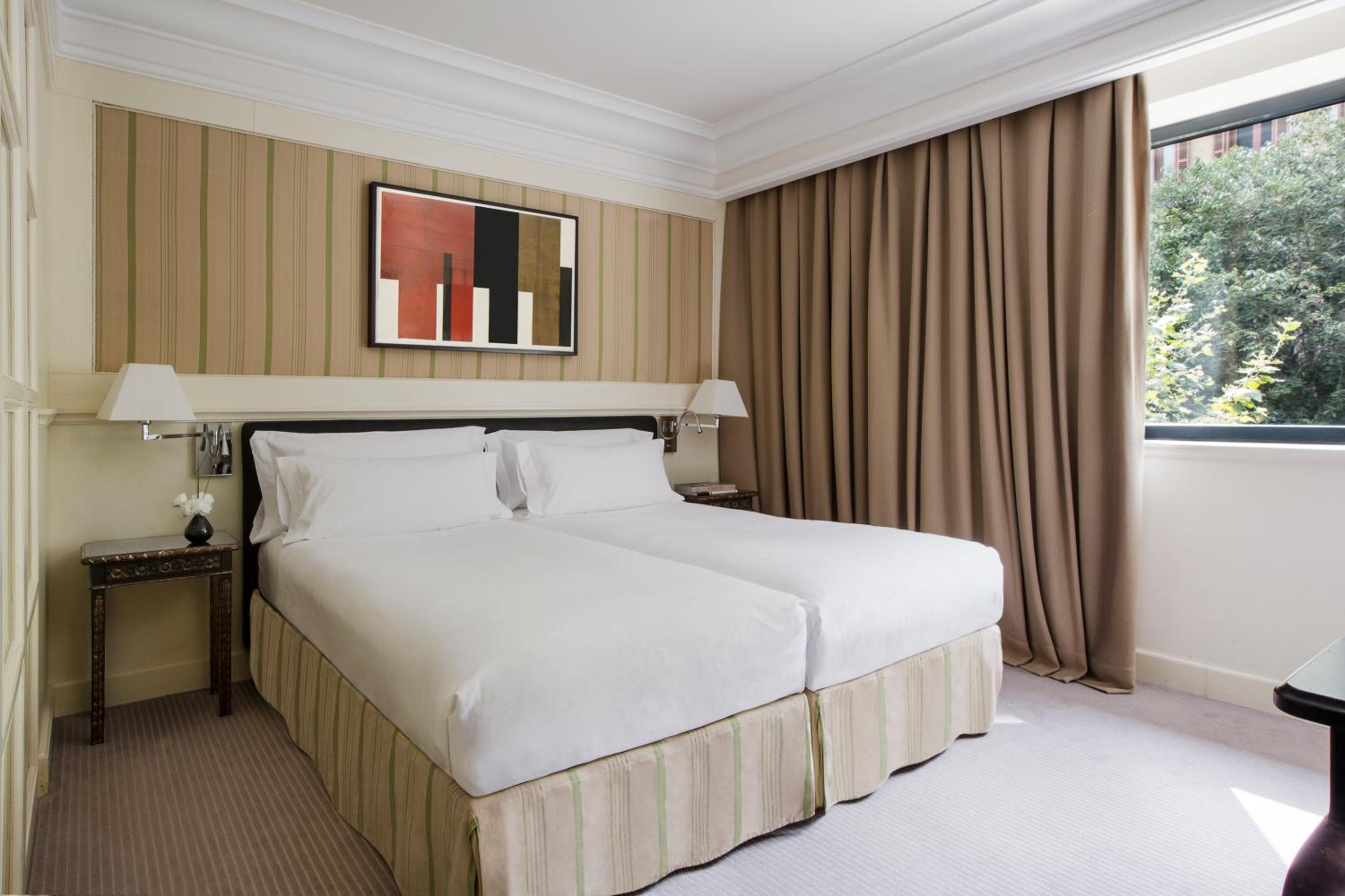 Deluxe Double or Twin Room with City View - Photo 4