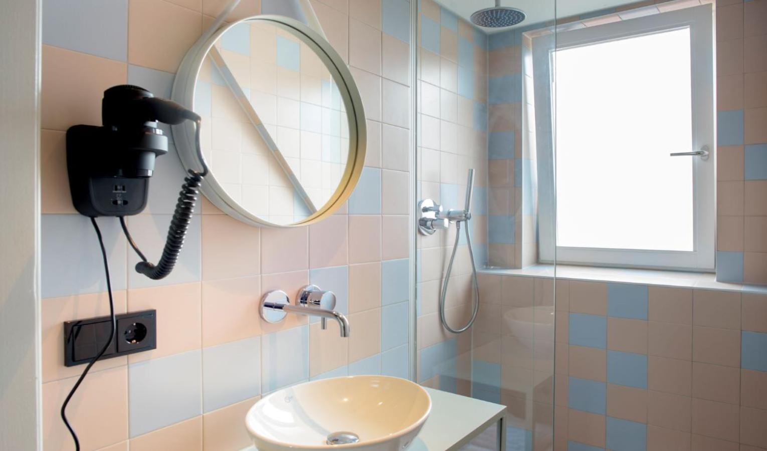 Double Room with Private Bathroom - Photo 4