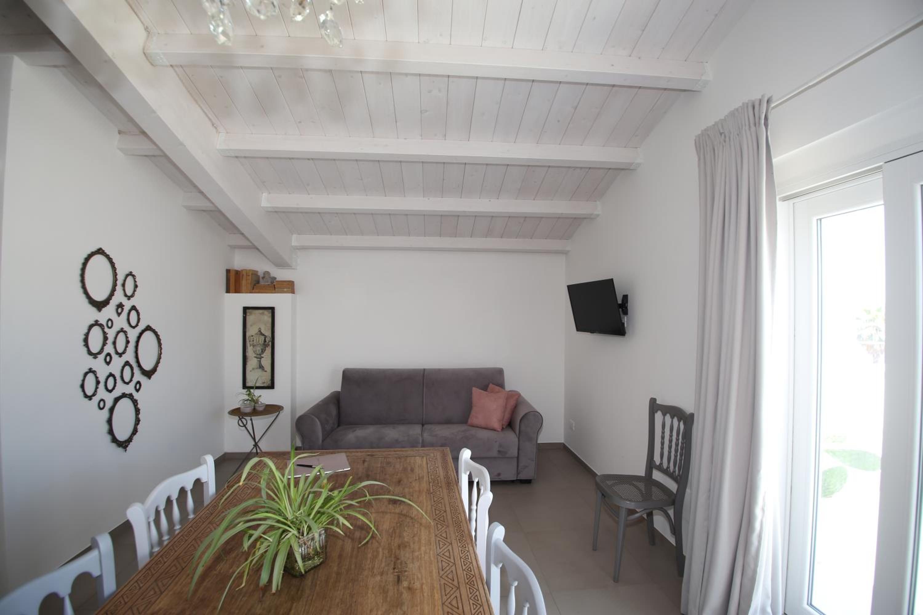 Deluxe Suite with Sea View - Photo 1