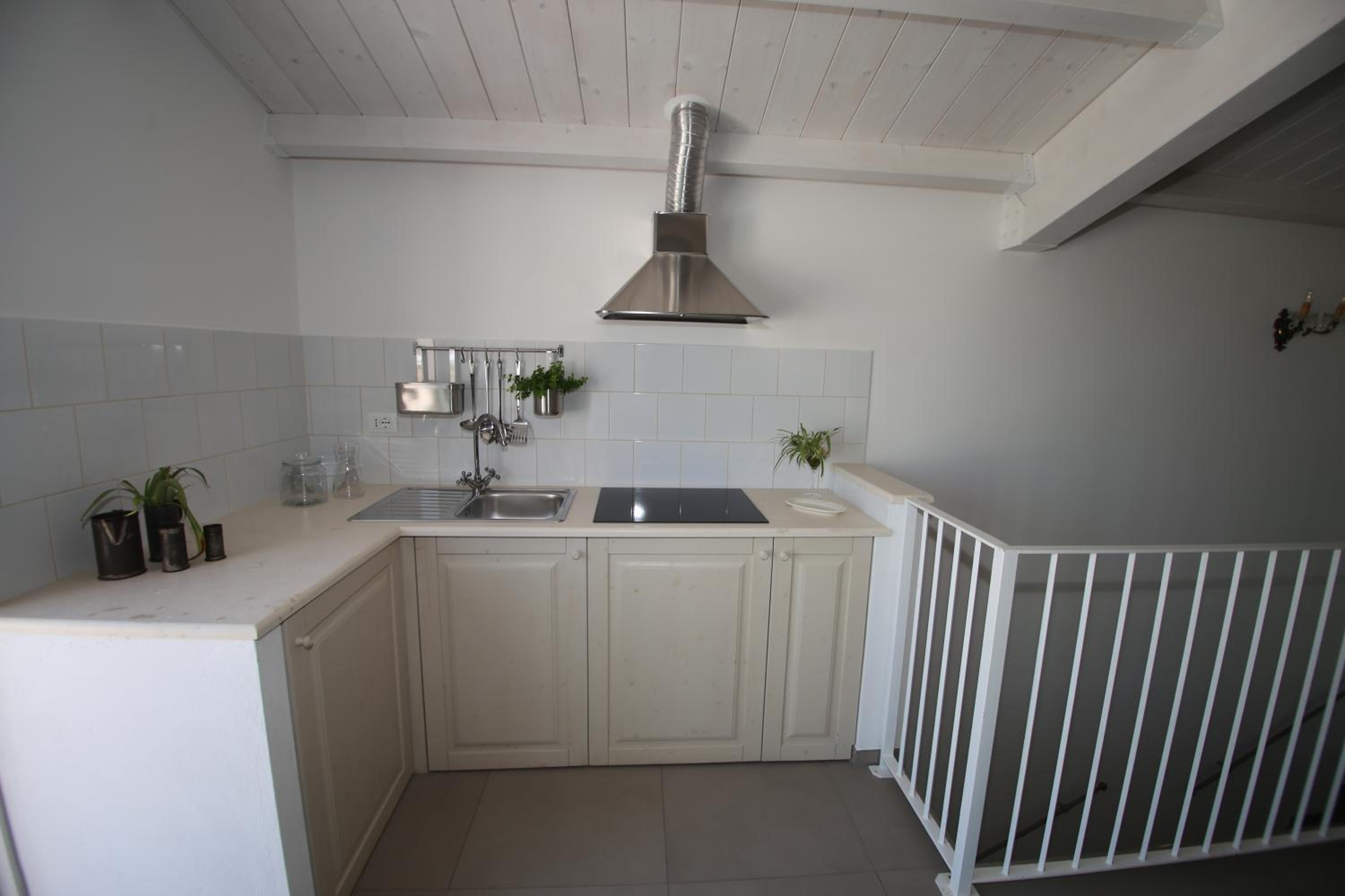 Deluxe Suite with Sea View - Photo 4