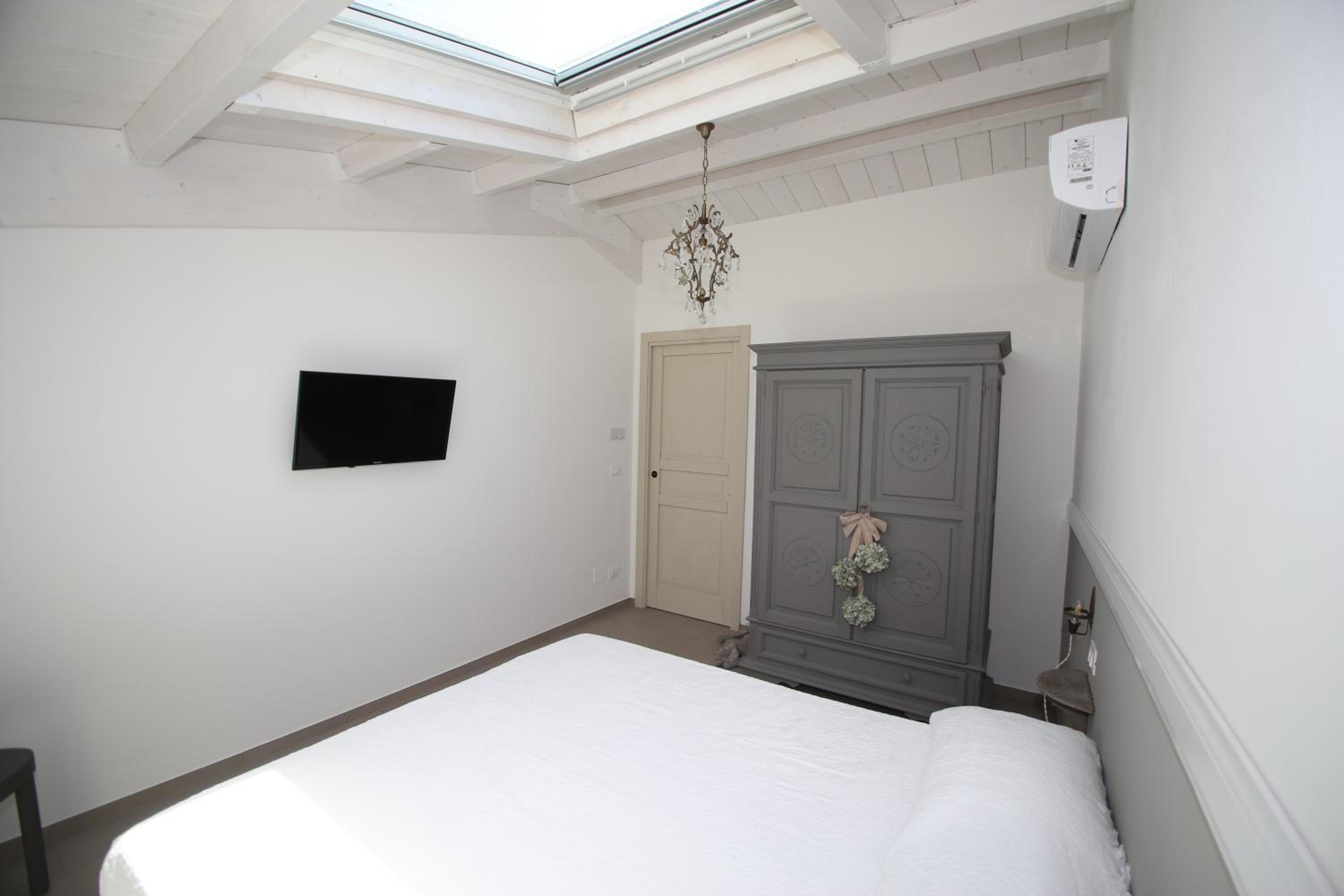Deluxe Suite with Sea View - Photo 2