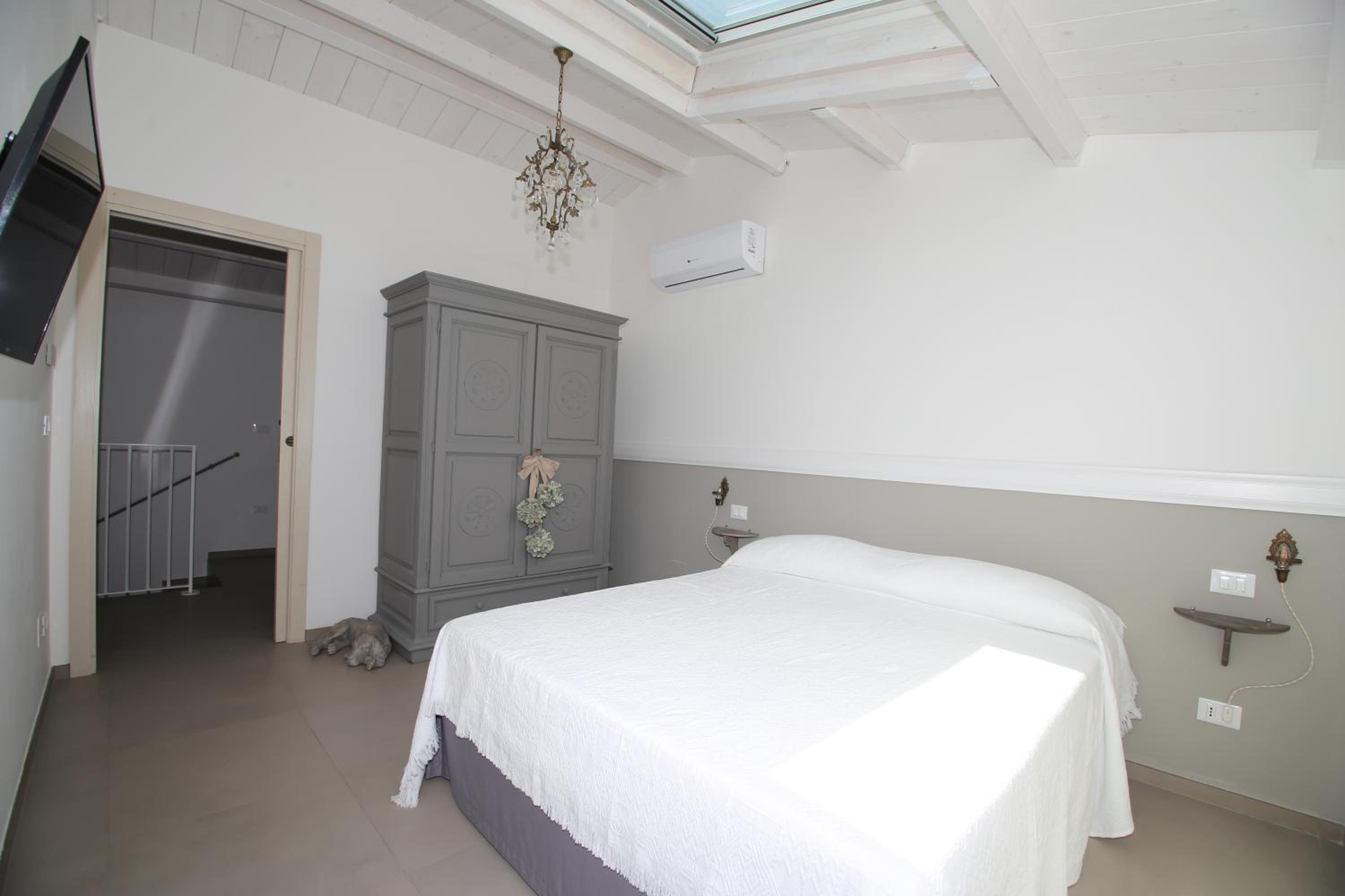 Deluxe Suite with Sea View - Photo 6