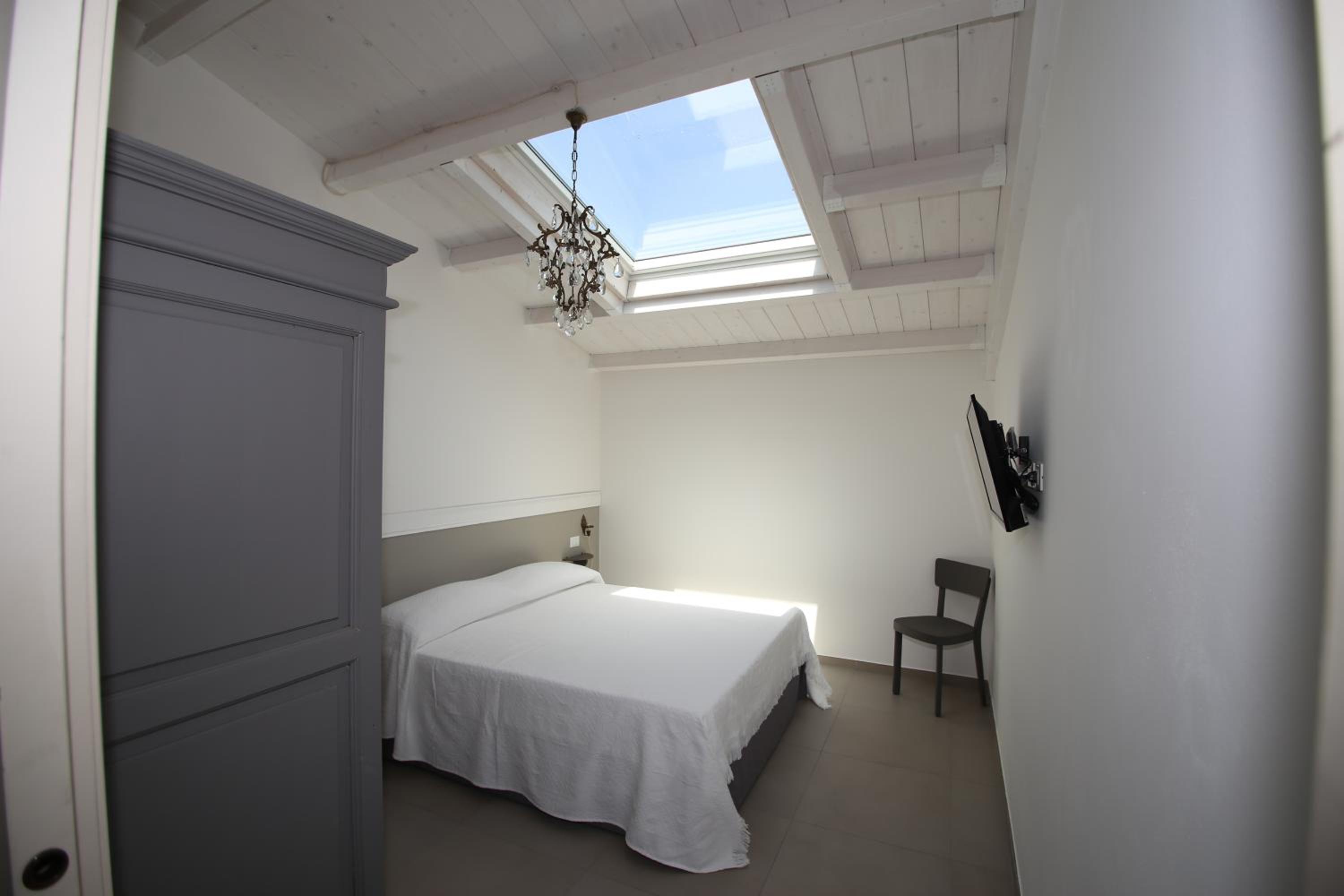 Deluxe Suite with Sea View - Photo 7