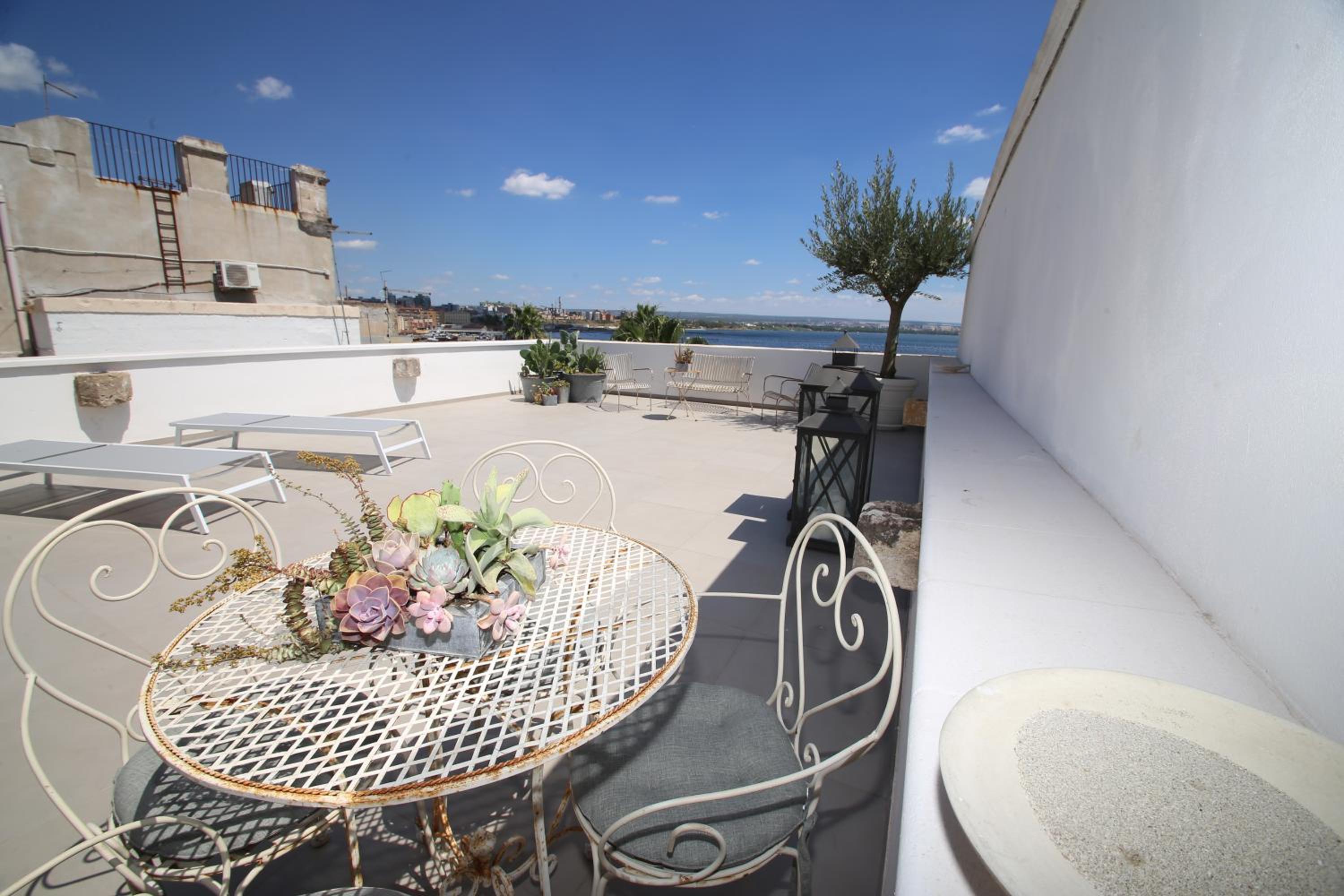 Deluxe Suite with Sea View - Photo 8