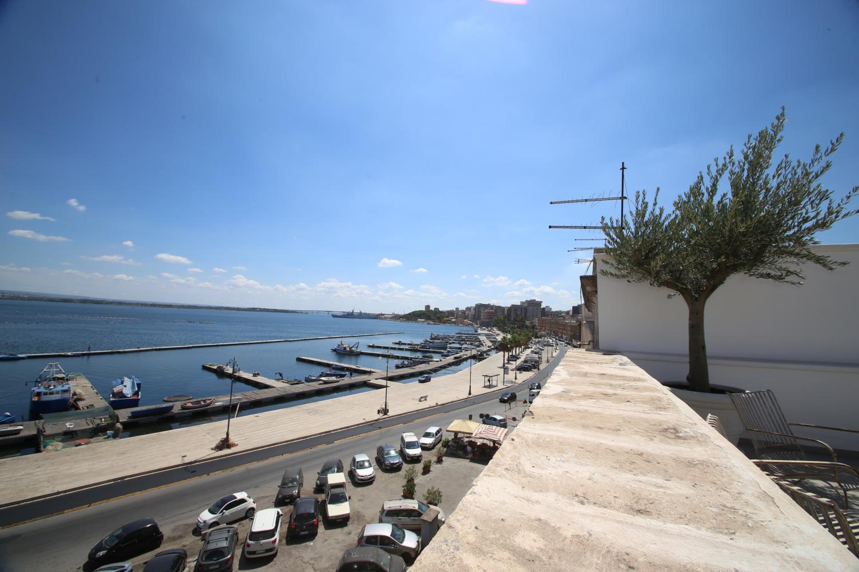 Deluxe Suite with Sea View - Photo 11