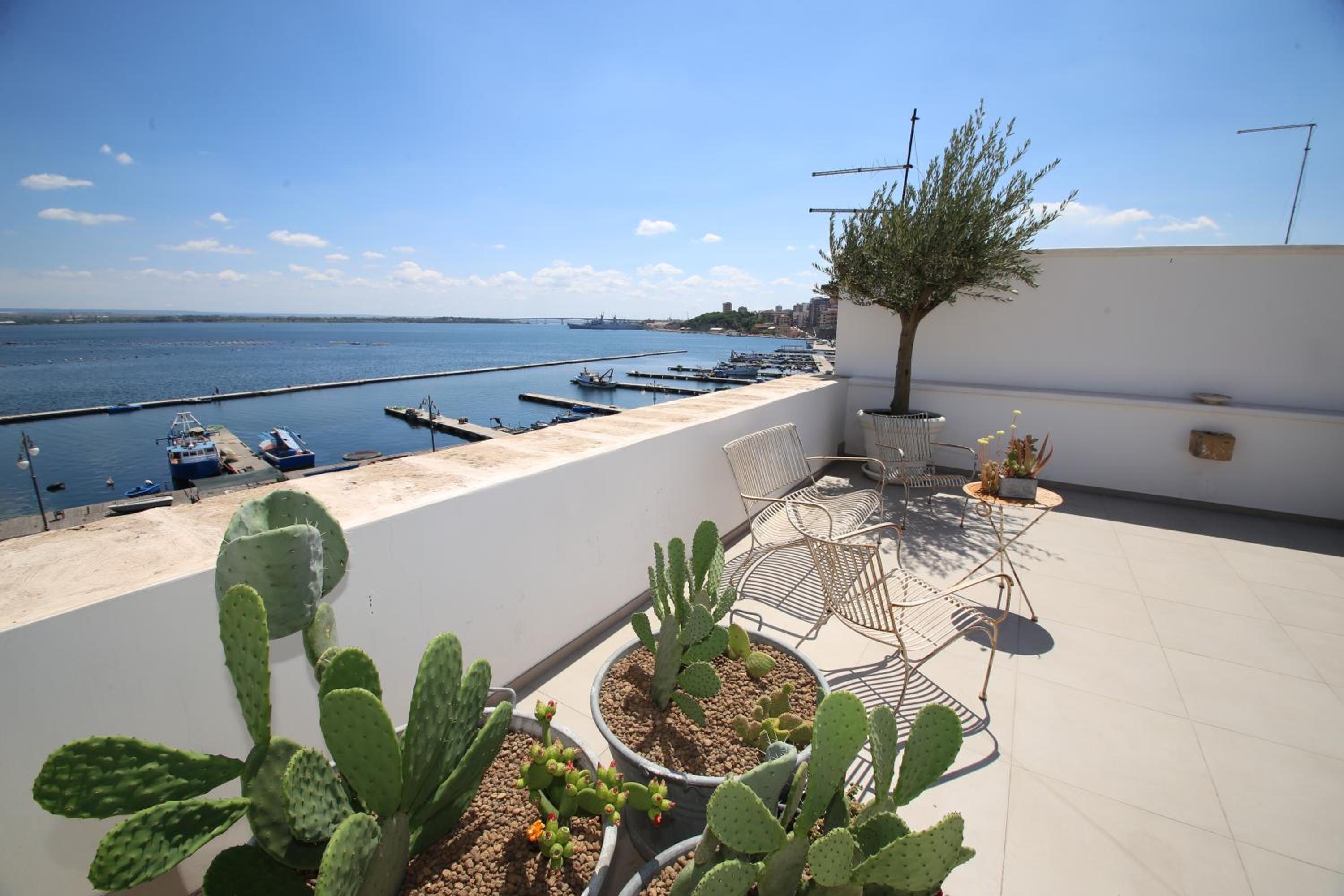 Deluxe Suite with Sea View - Photo 12