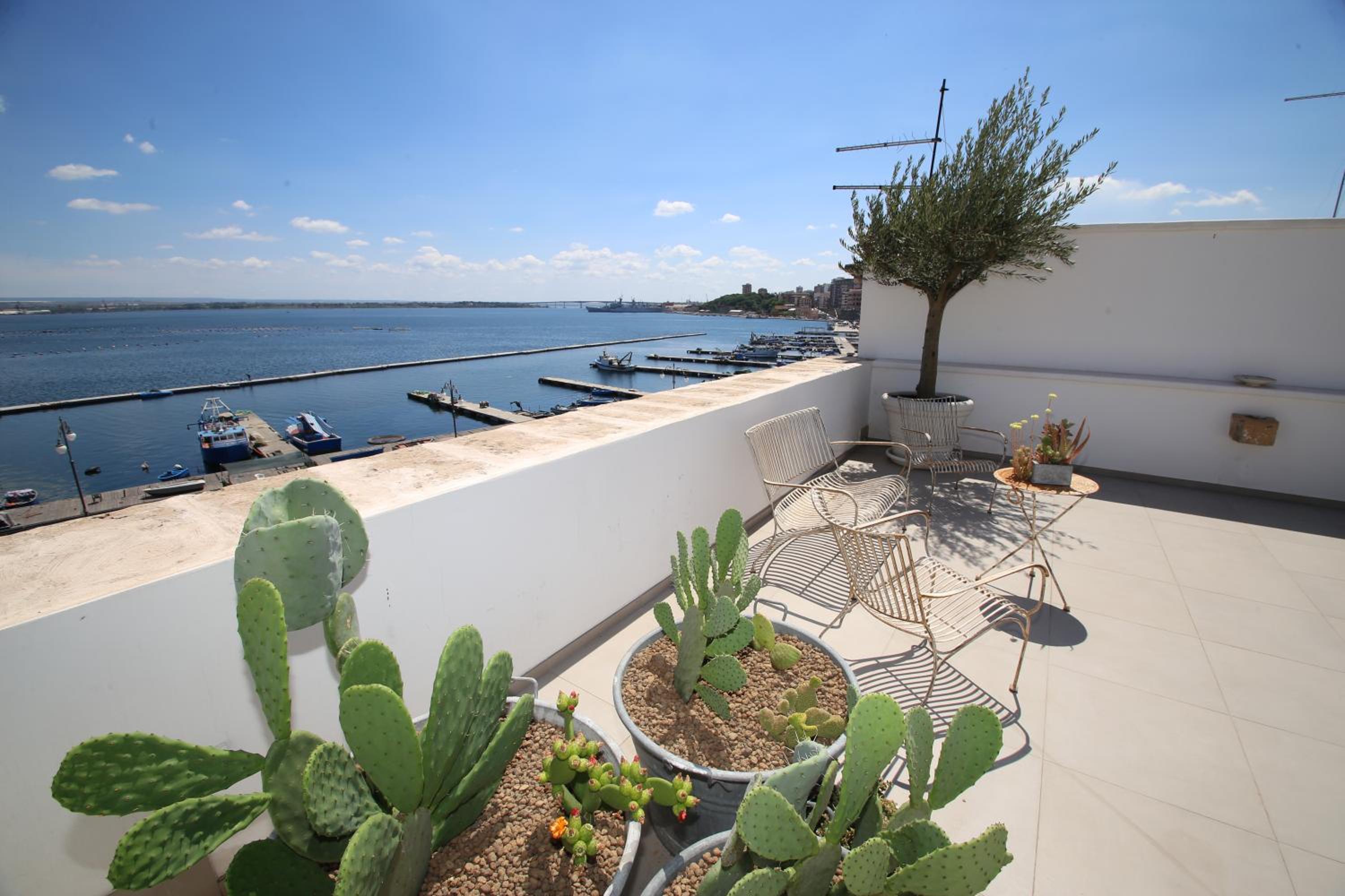 Deluxe Suite with Sea View - Photo 13