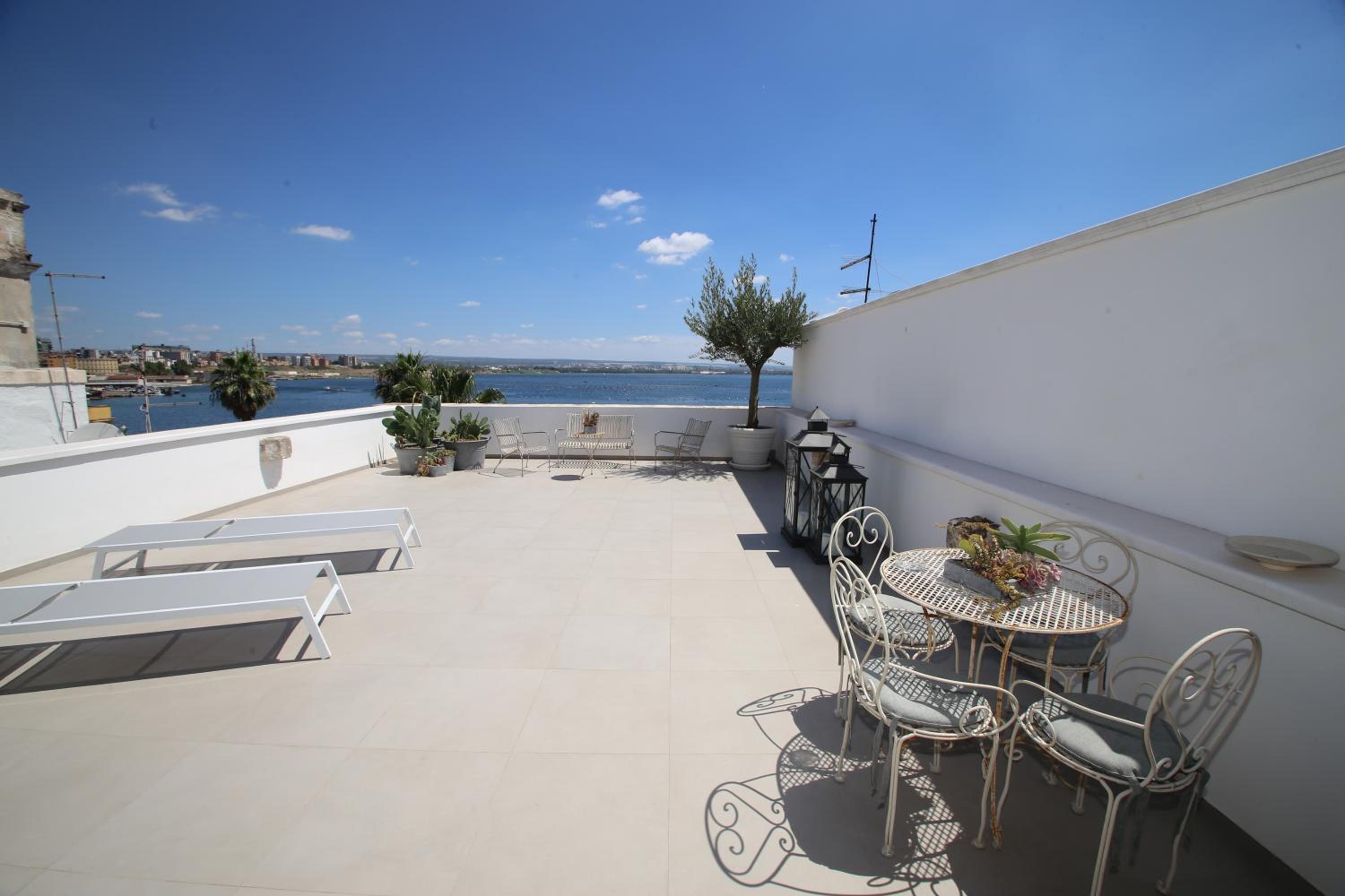 Deluxe Suite with Sea View - Photo 14