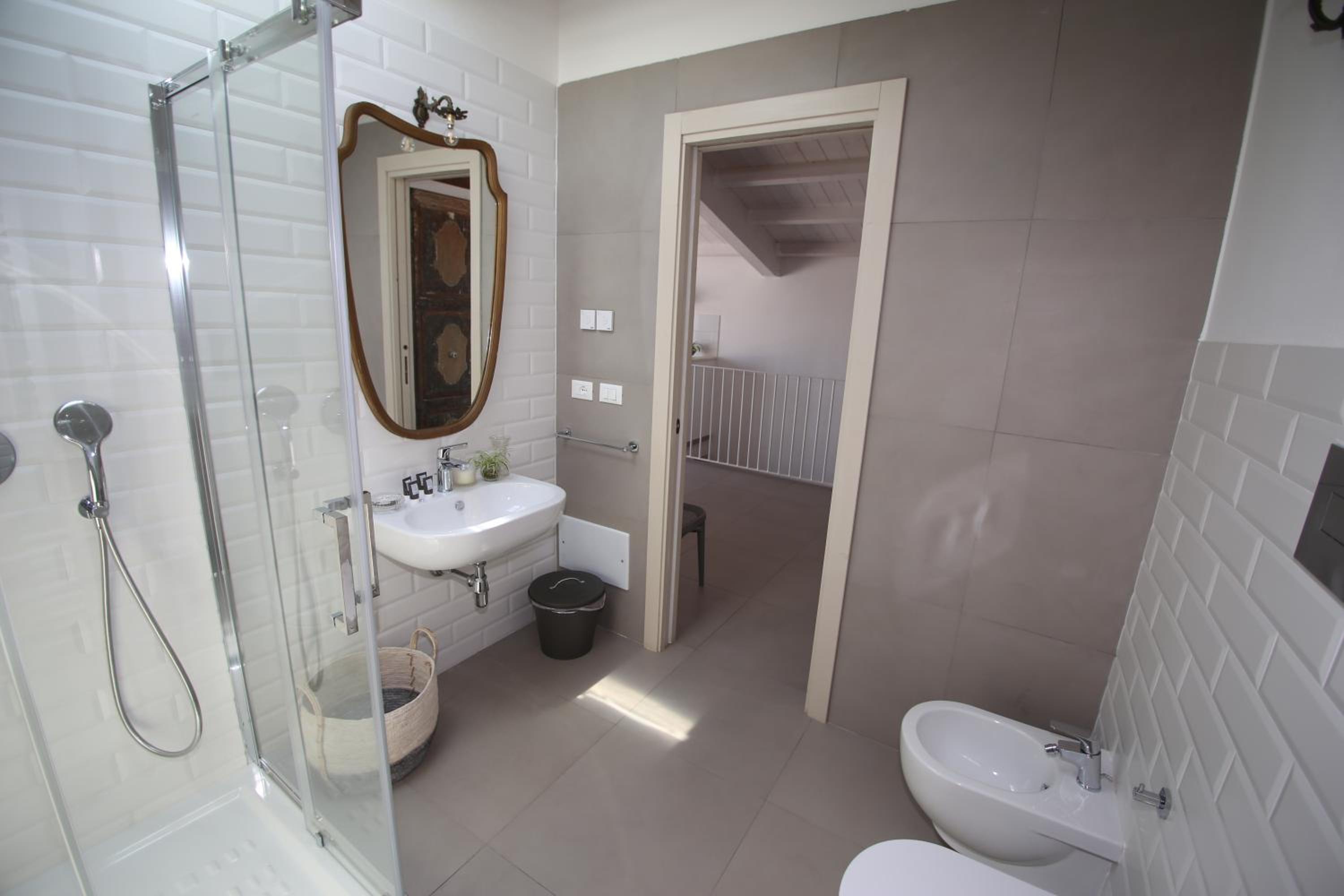 Deluxe Suite with Sea View - Photo 15