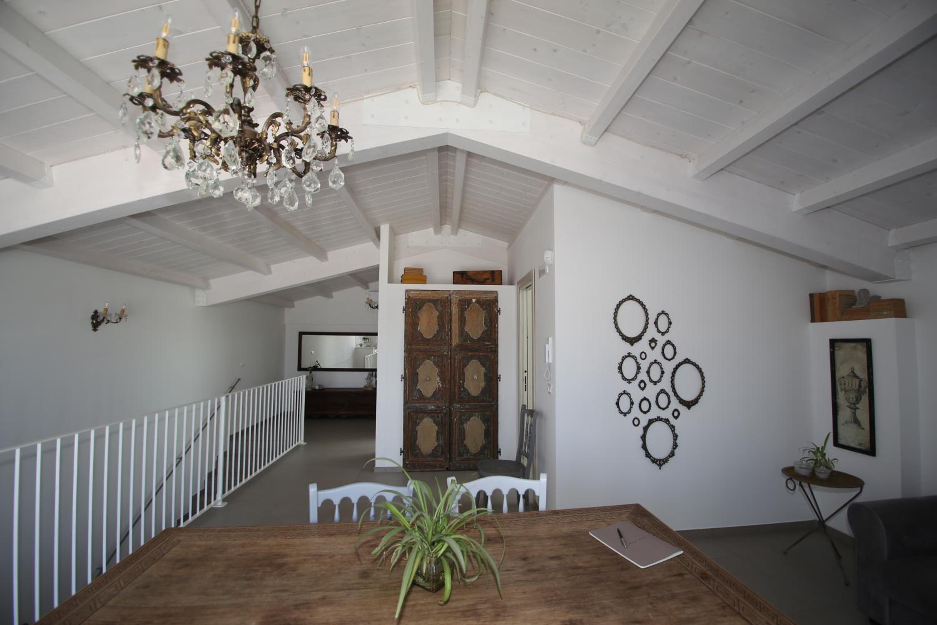 Deluxe Suite with Sea View - Photo 17