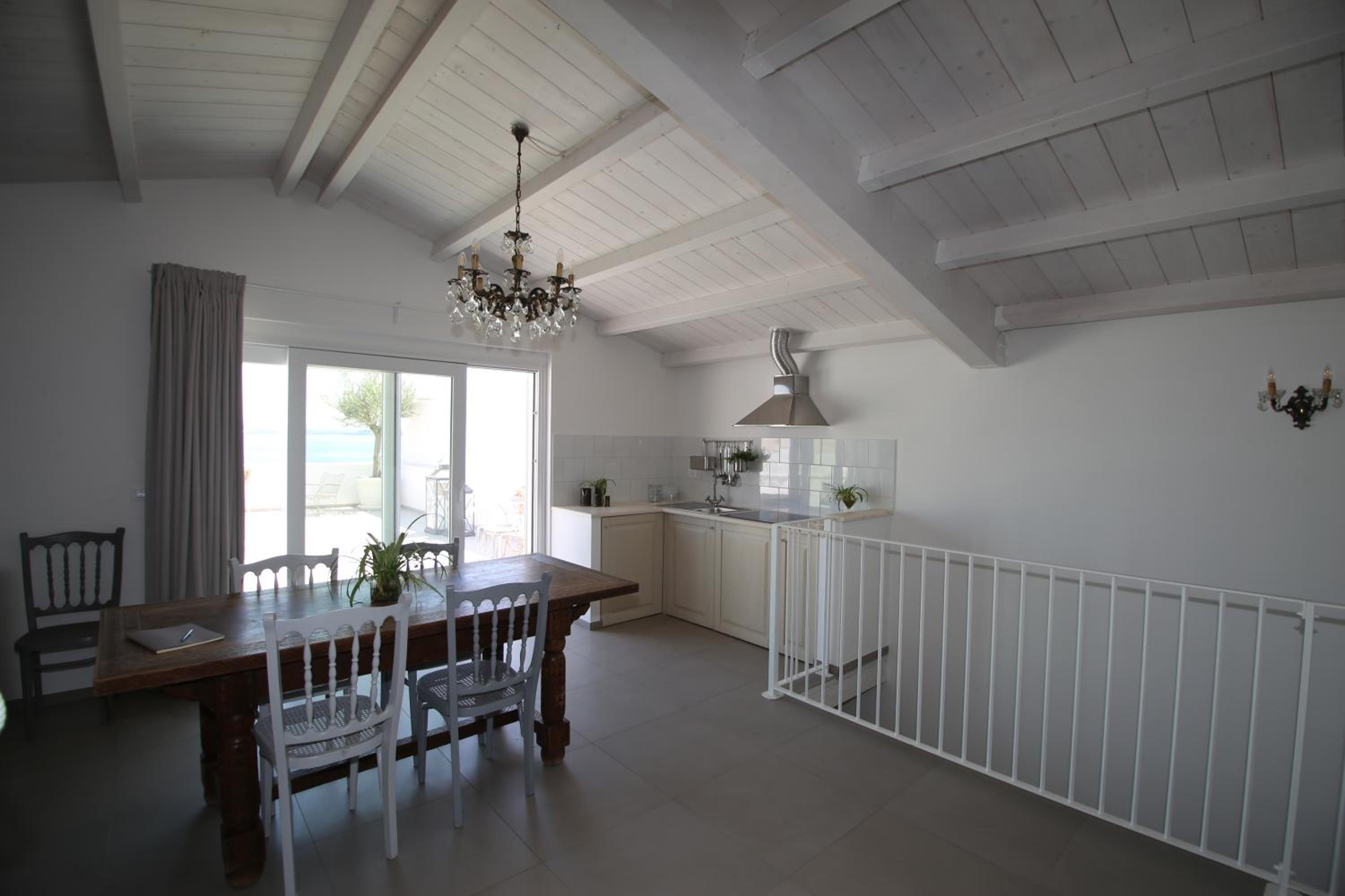 Deluxe Suite with Sea View - Photo 19
