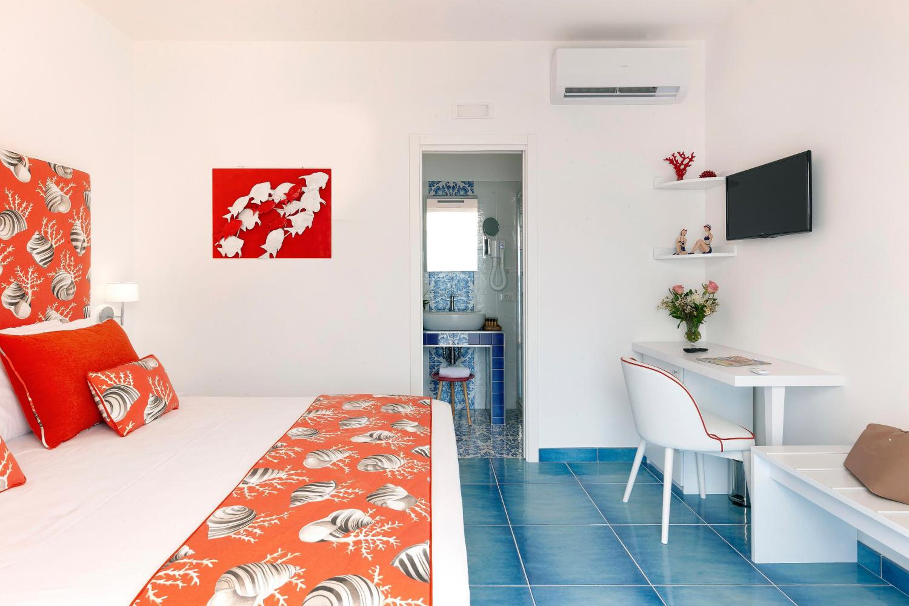 Deluxe Double Room with Balcony and Sea View photo 2