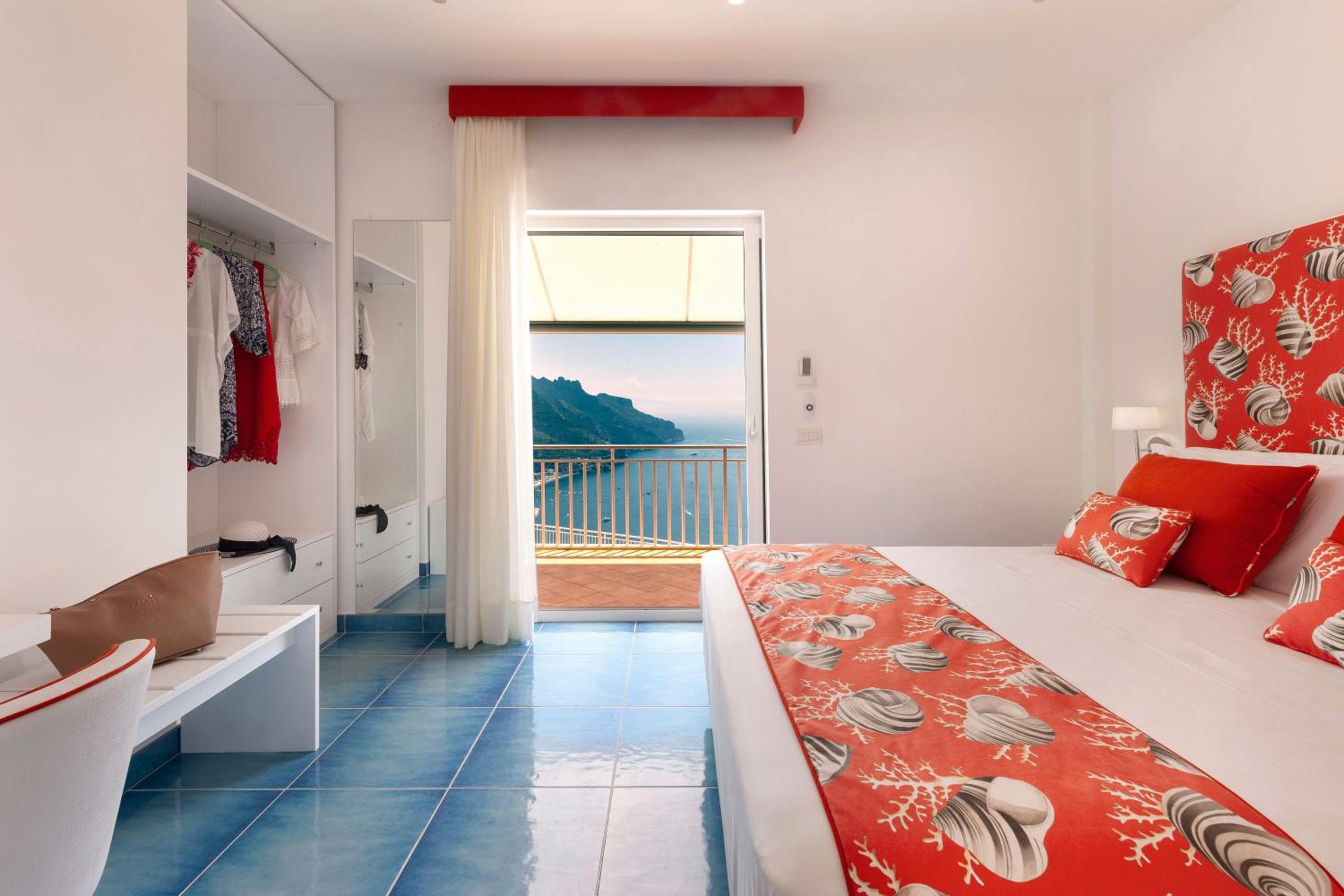 Deluxe Double Room with Balcony and Sea View photo 3