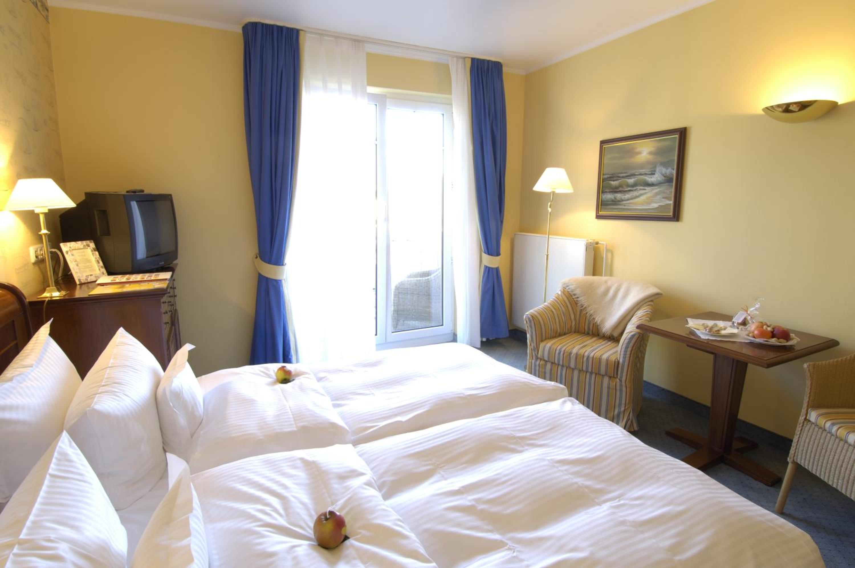 Double Room with Balcony thumbnail 5