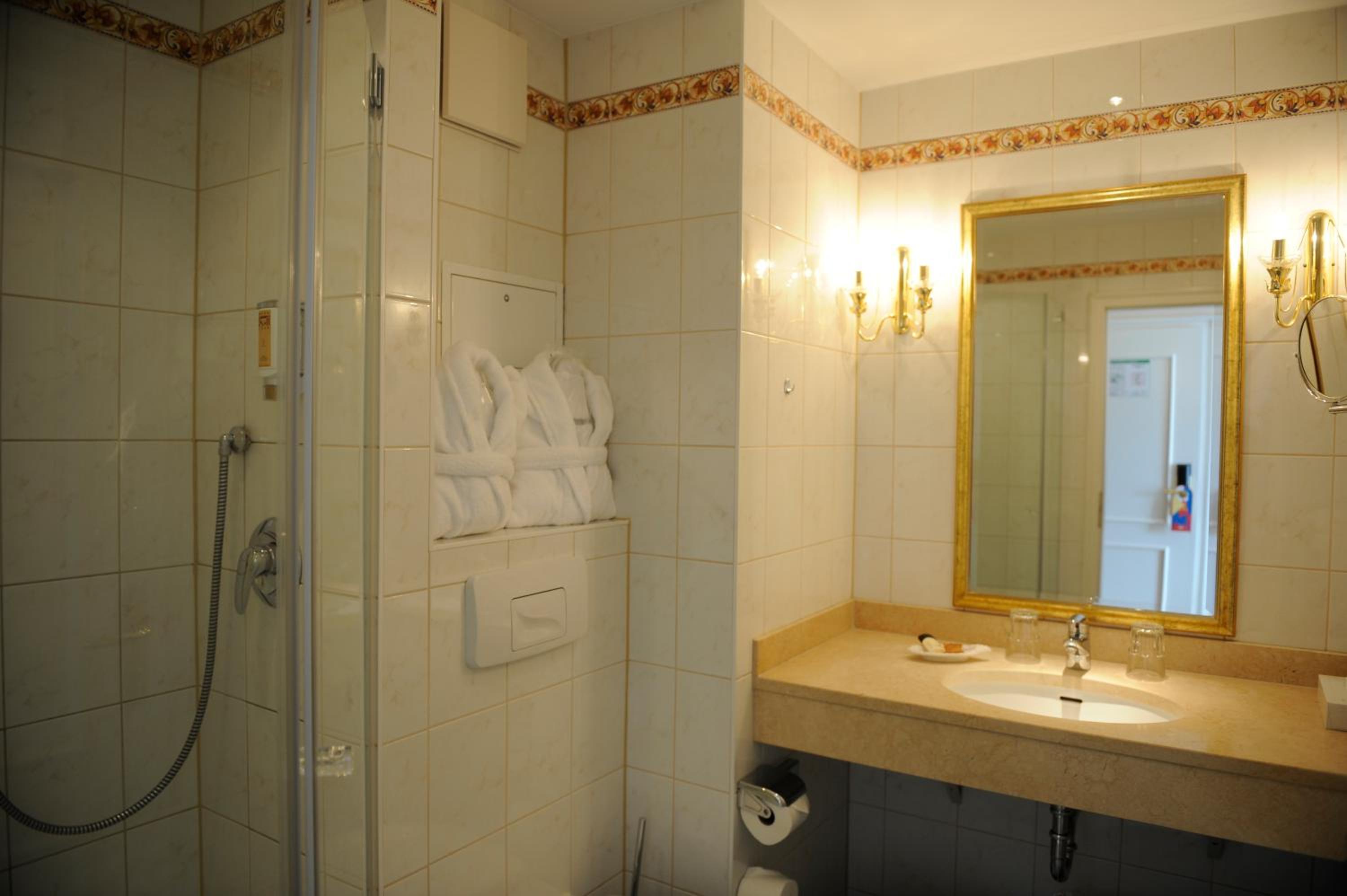 Large Double Room thumbnail 5