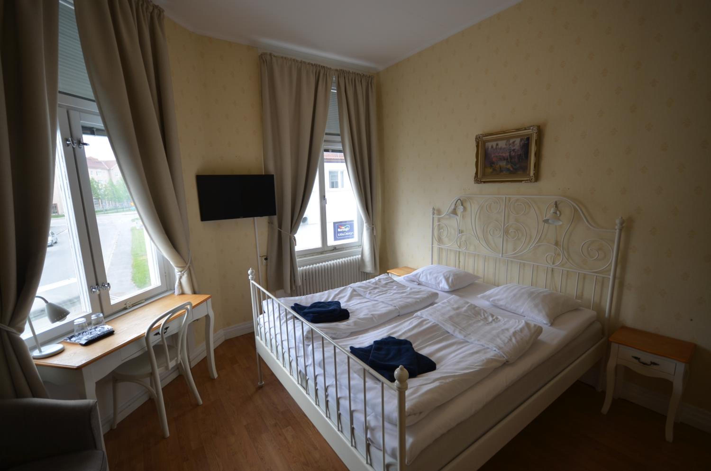 Standard Double Room - Photo 8