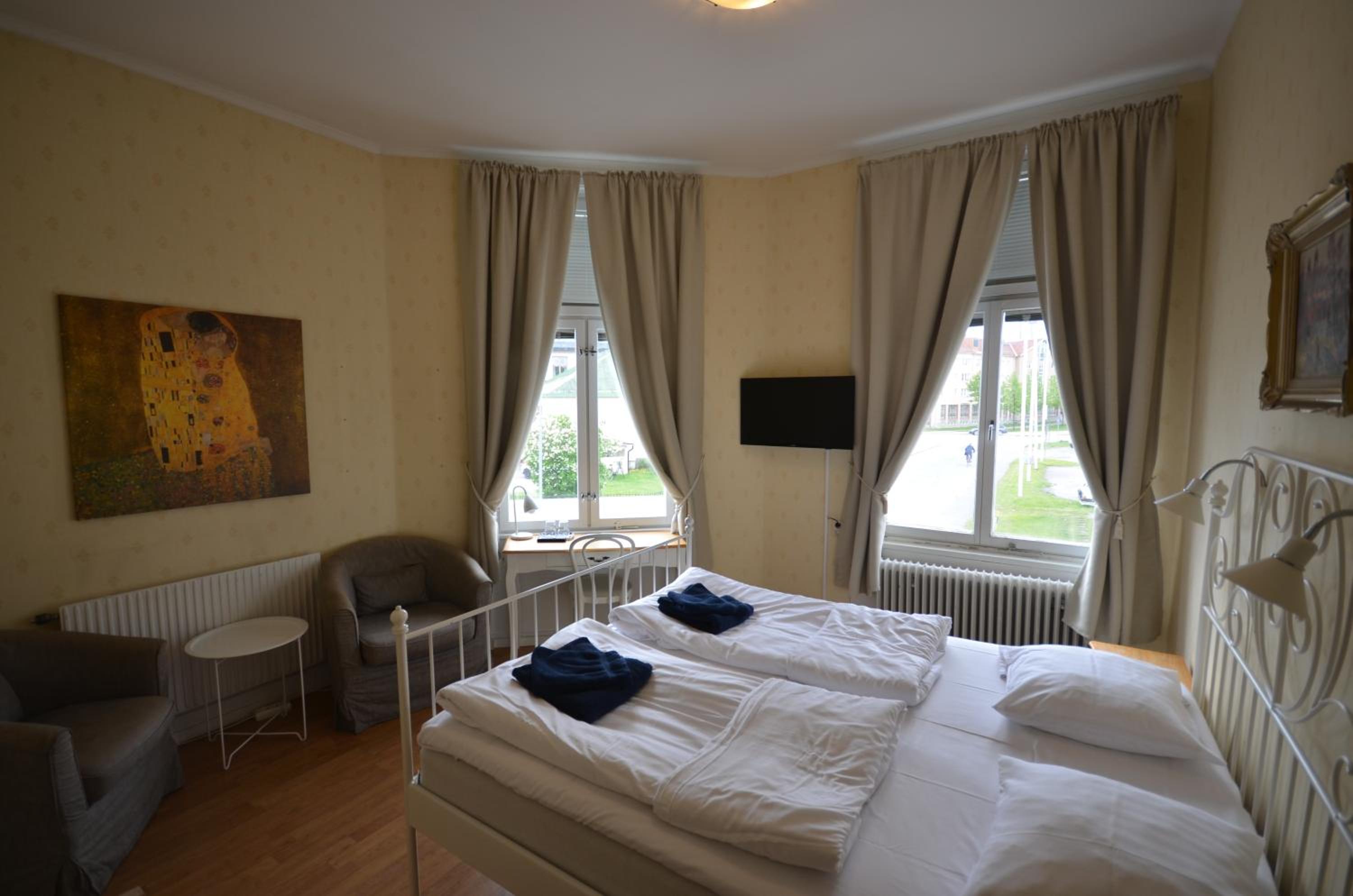 Standard Double Room - Photo 9